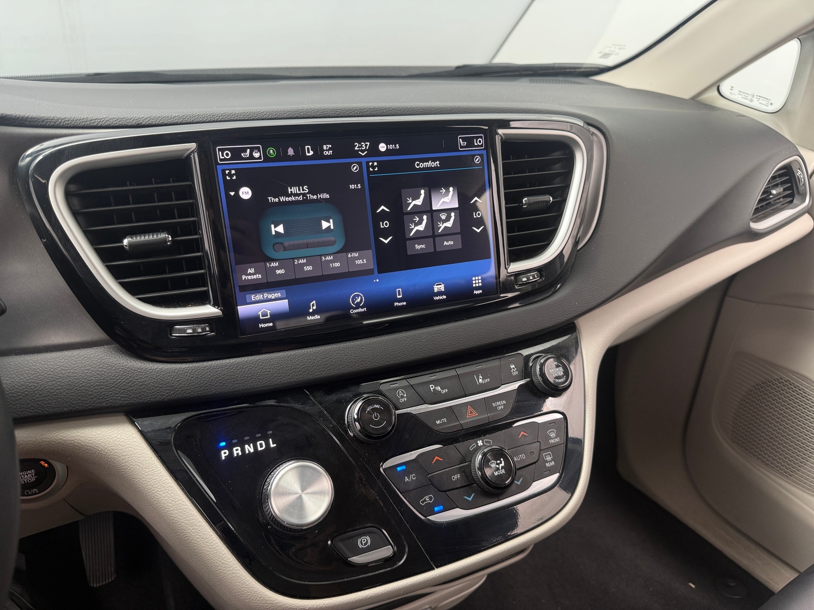 Thumbnail: 2024 Chrysler Pacifica - 3