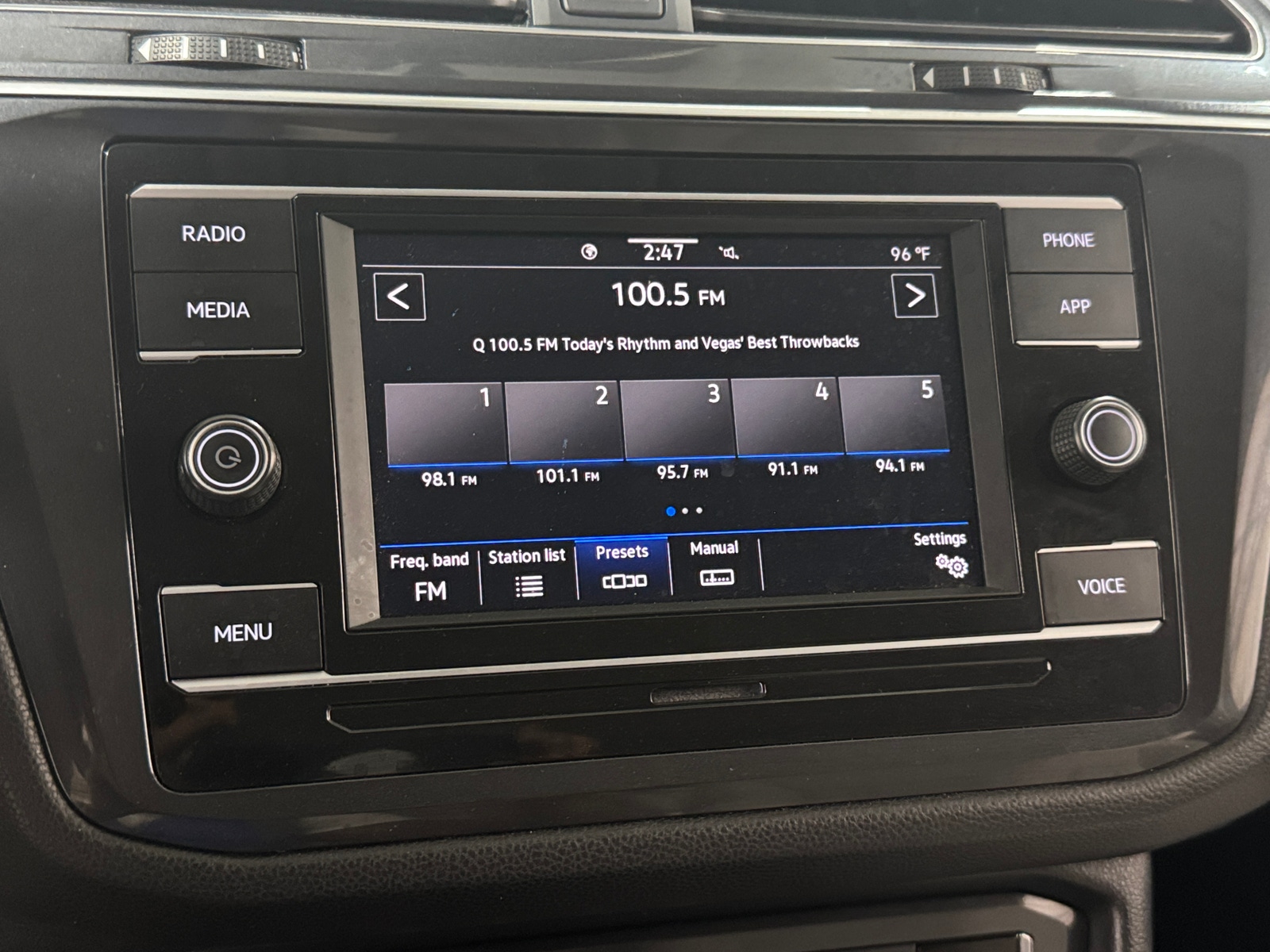 Thumbnail: 2022 Volkswagen Tiguan - 4