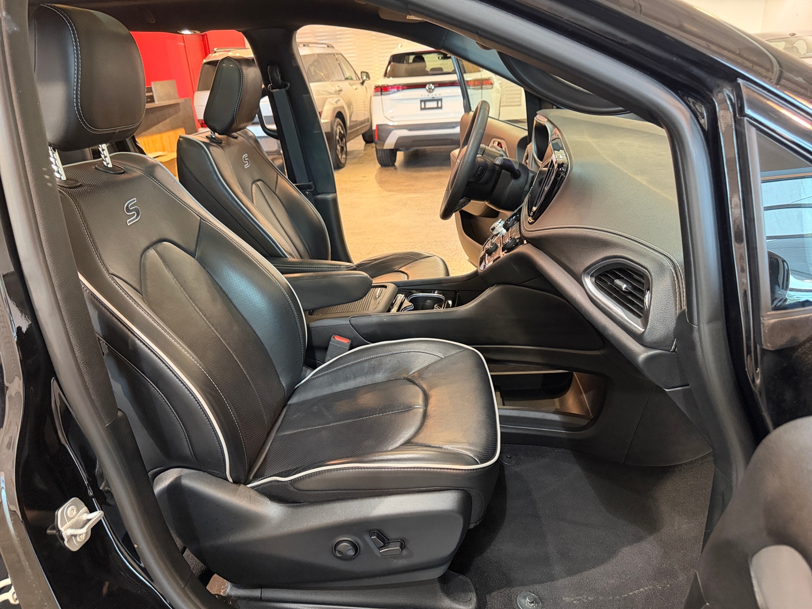 Thumbnail: 2025 Chrysler Pacifica - 2
