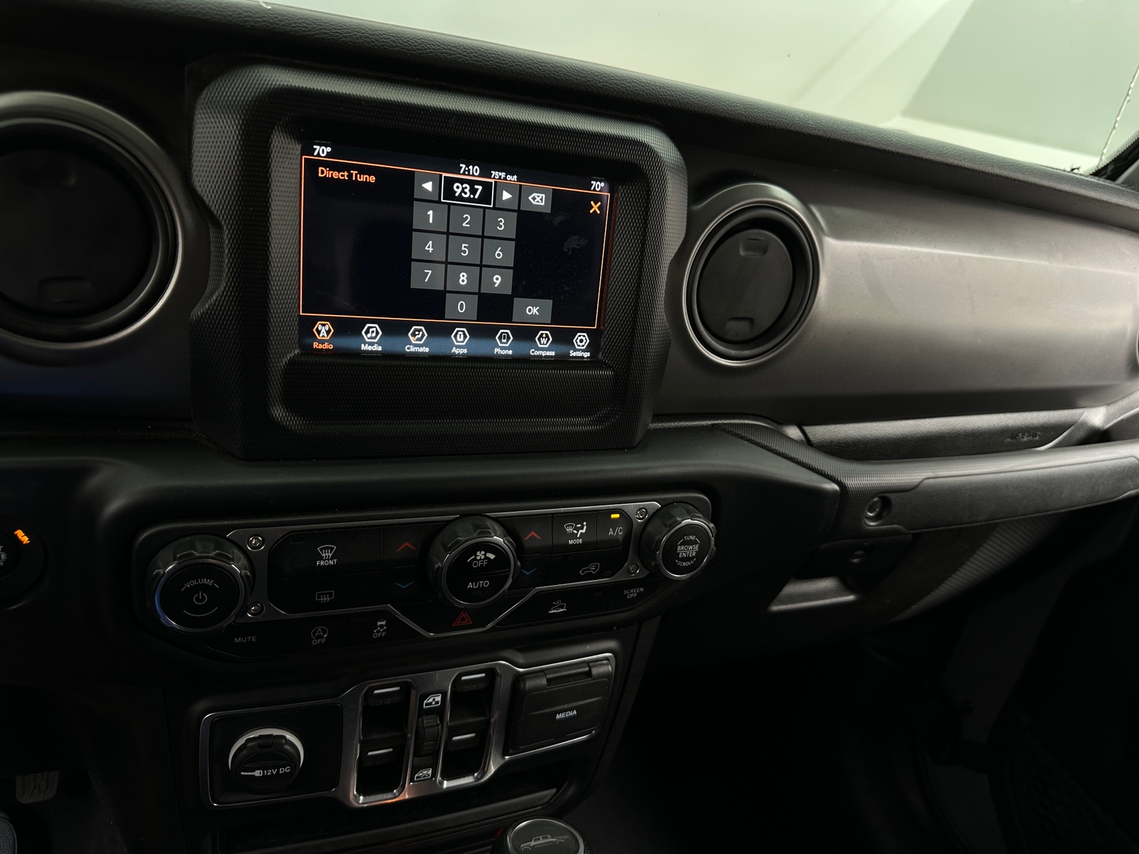Thumbnail: 2023 Jeep Gladiator - 4