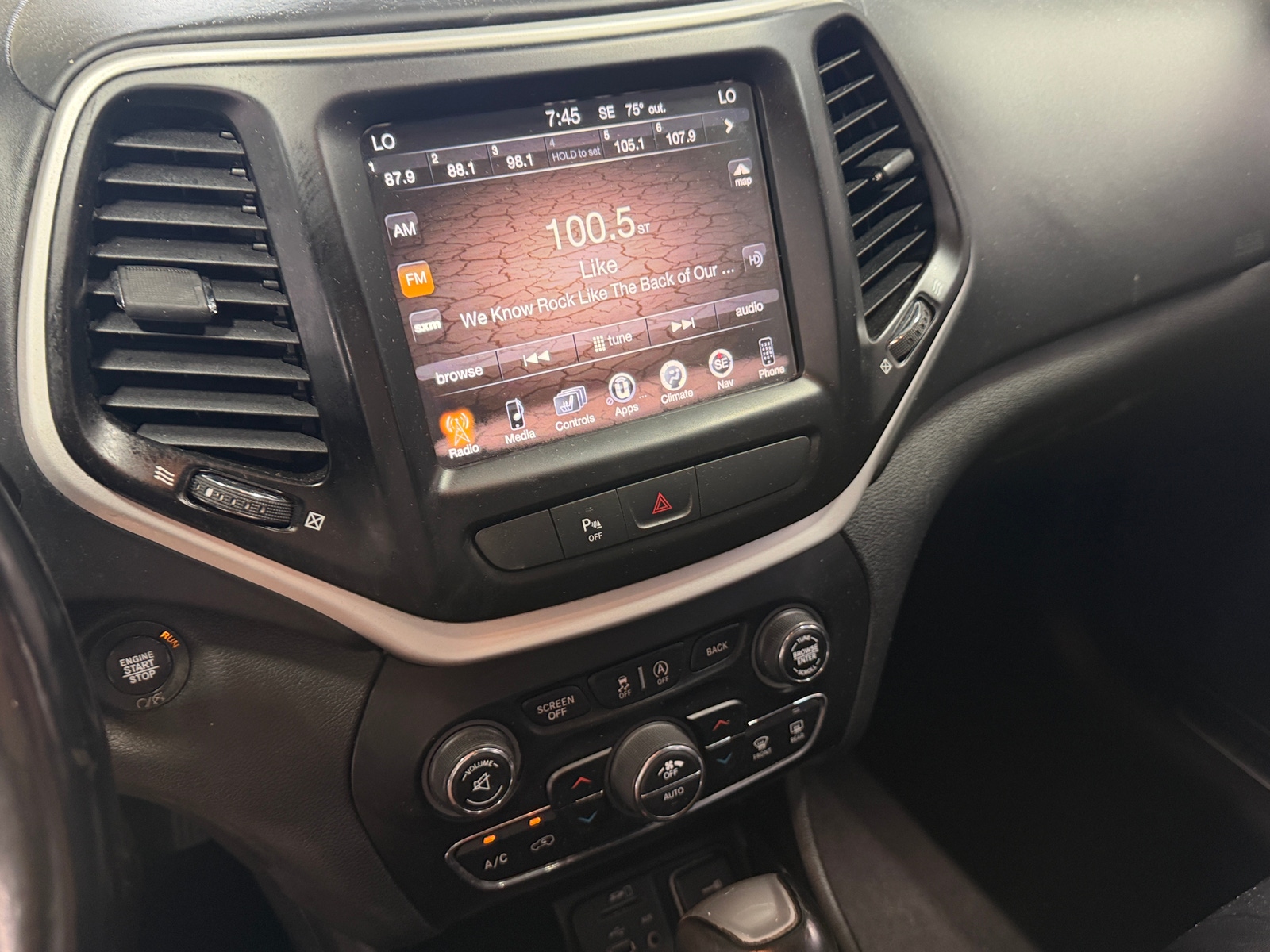 Thumbnail: 2018 Jeep Cherokee - 3