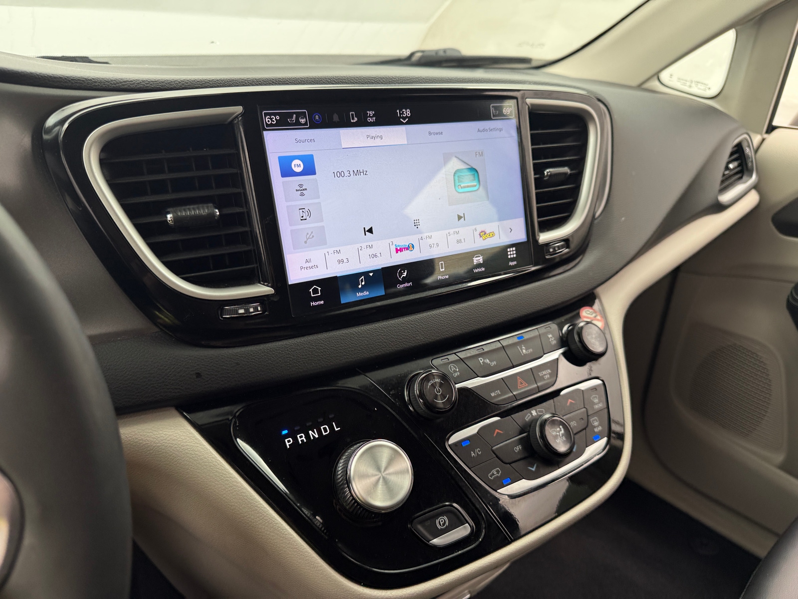 Thumbnail: 2024 Chrysler Pacifica - 3