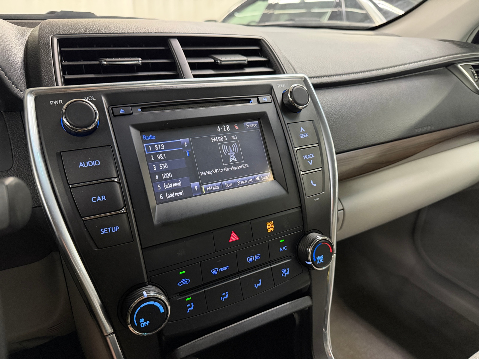 Thumbnail: 2017 Toyota Camry - 4