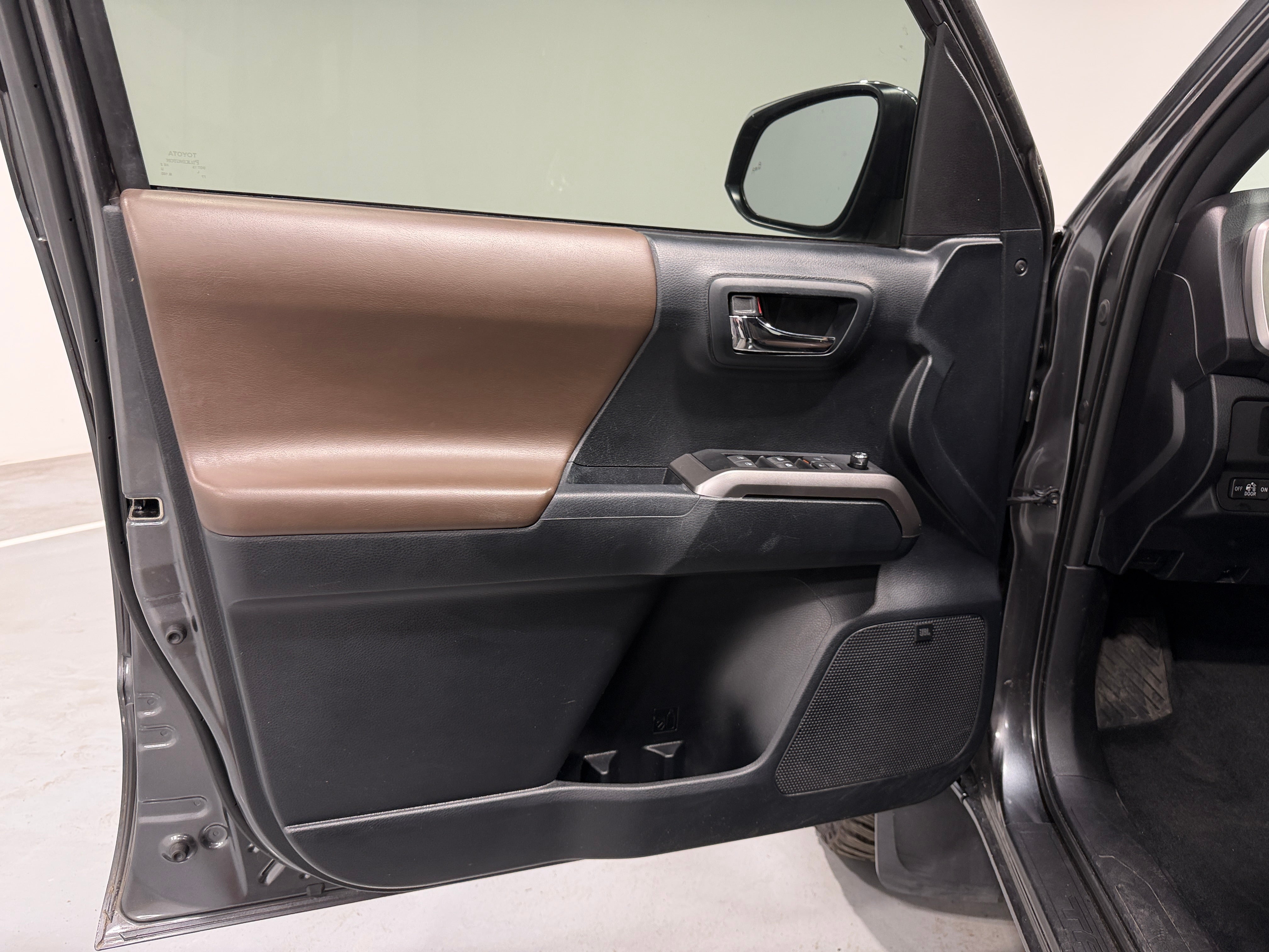 2016 Toyota Tacoma Limited - Photo 10