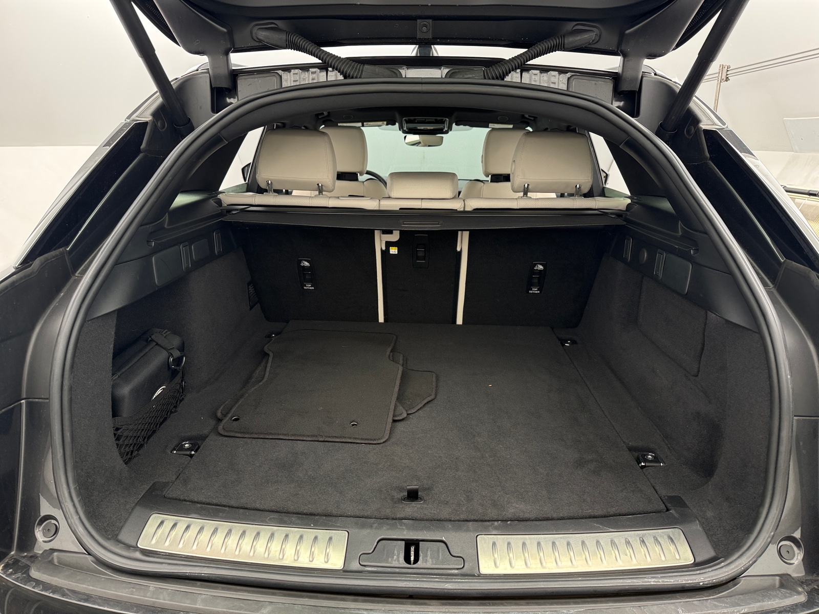 Thumbnail: 2023 Land Rover Range Rover Velar - 6