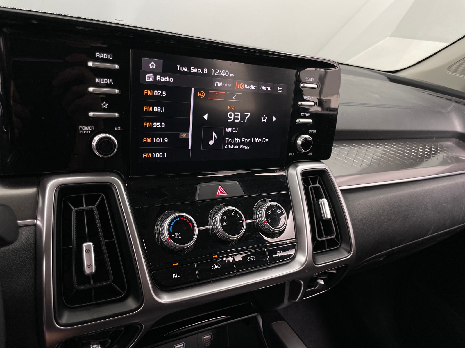 Thumbnail: 2023 Kia Sorento - 4