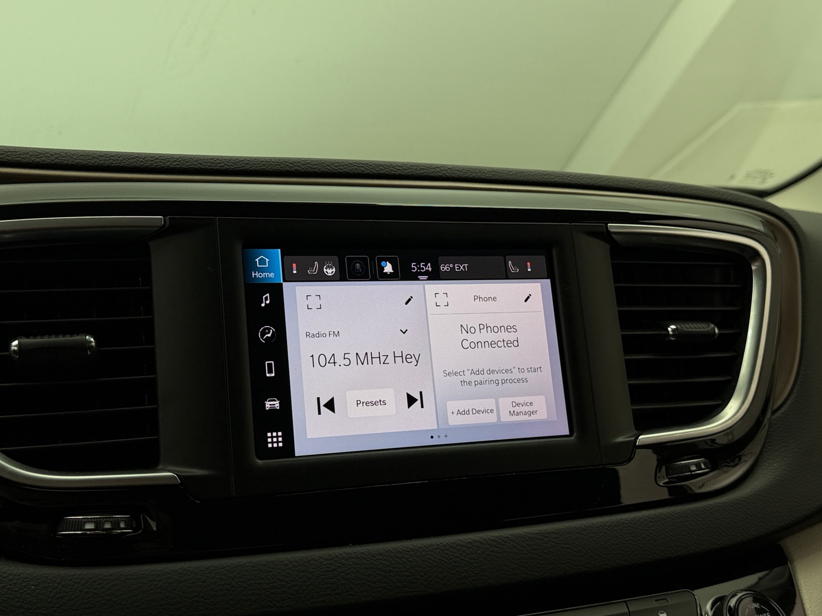 Thumbnail: 2024 Chrysler Voyager - 4