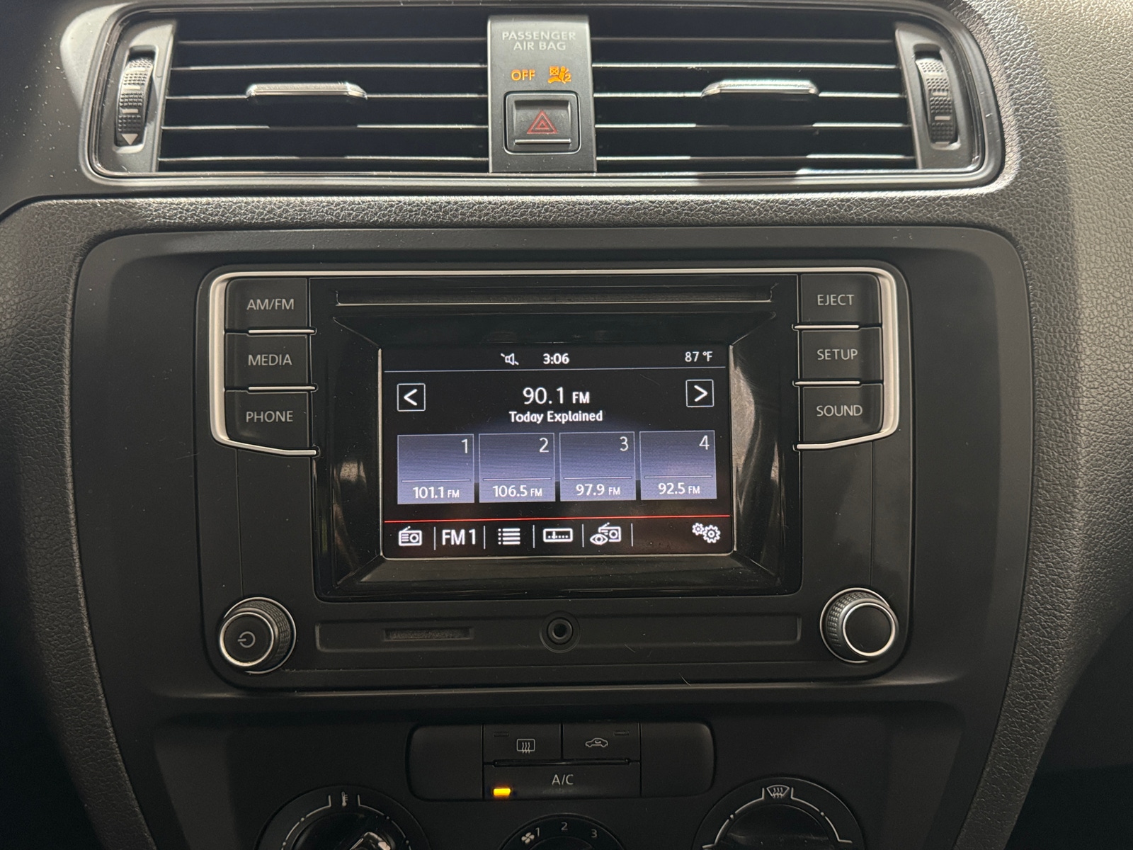 Thumbnail: 2016 Volkswagen Jetta - 4