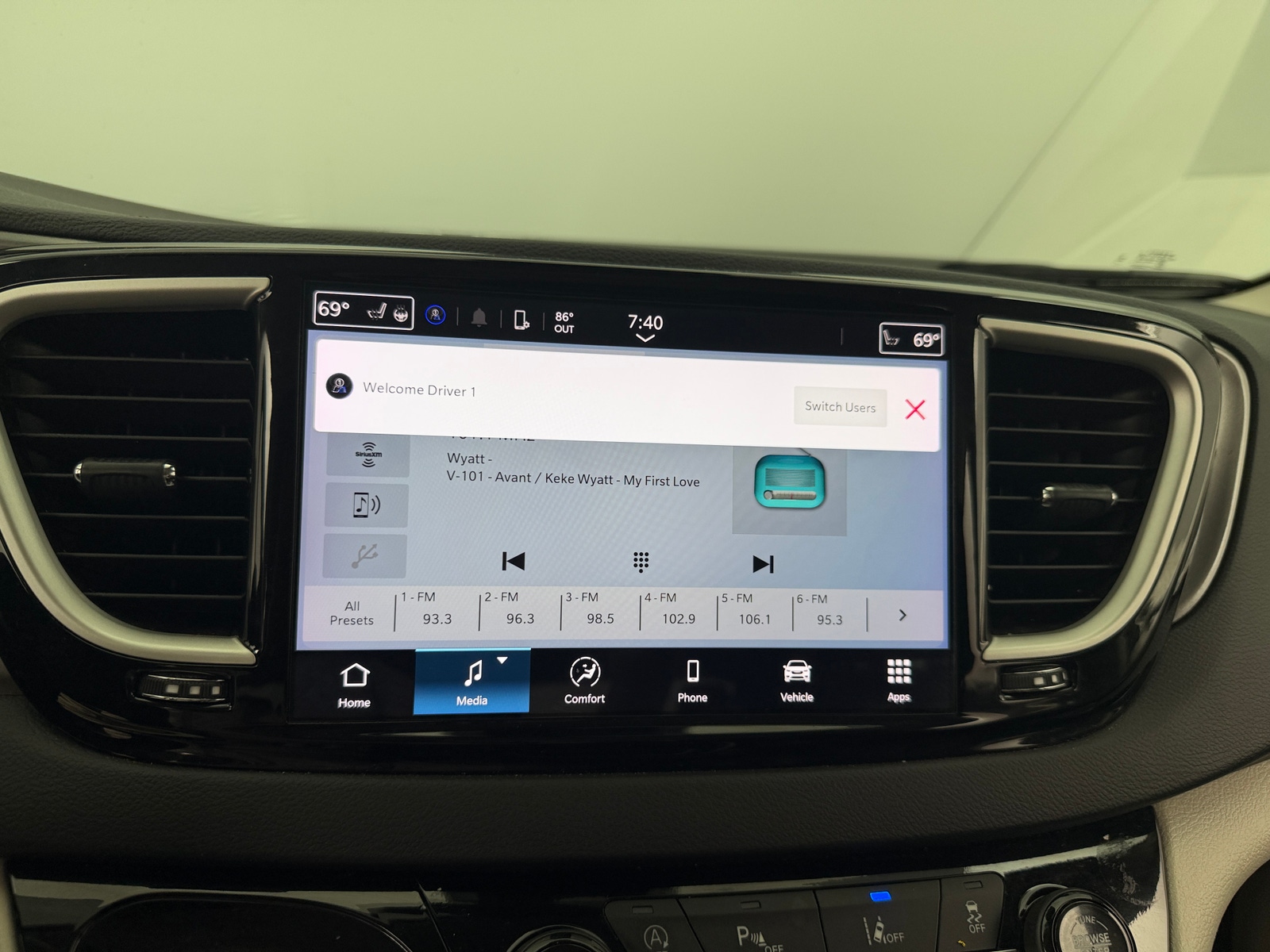 Thumbnail: 2024 Chrysler Pacifica - 3