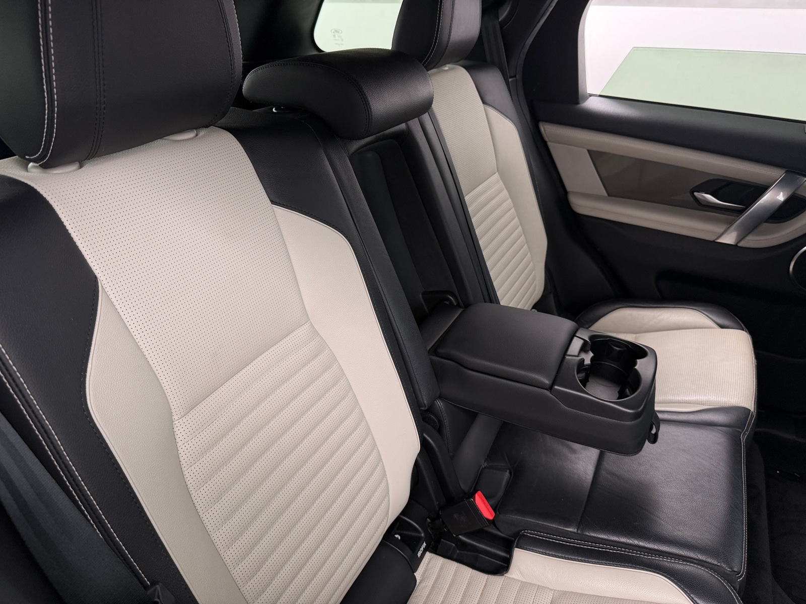 Thumbnail: 2020 Land Rover Discovery Sport - 5