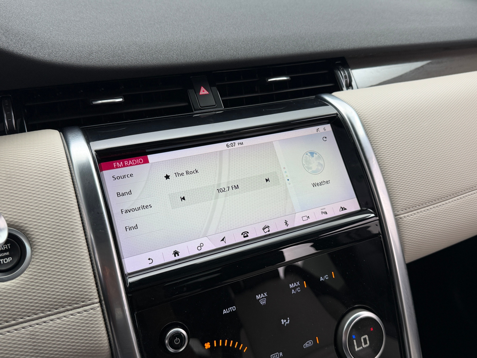 Thumbnail: 2020 Land Rover Discovery Sport - 3