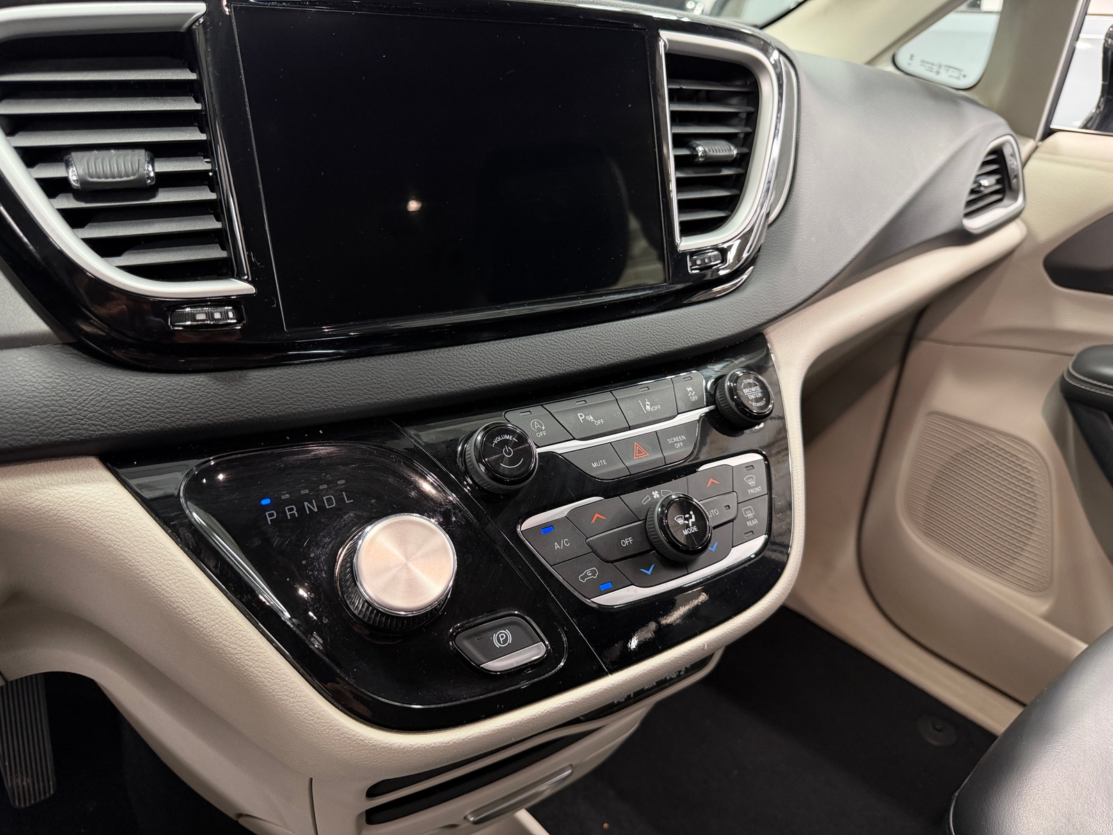Thumbnail: 2024 Chrysler Pacifica - 3