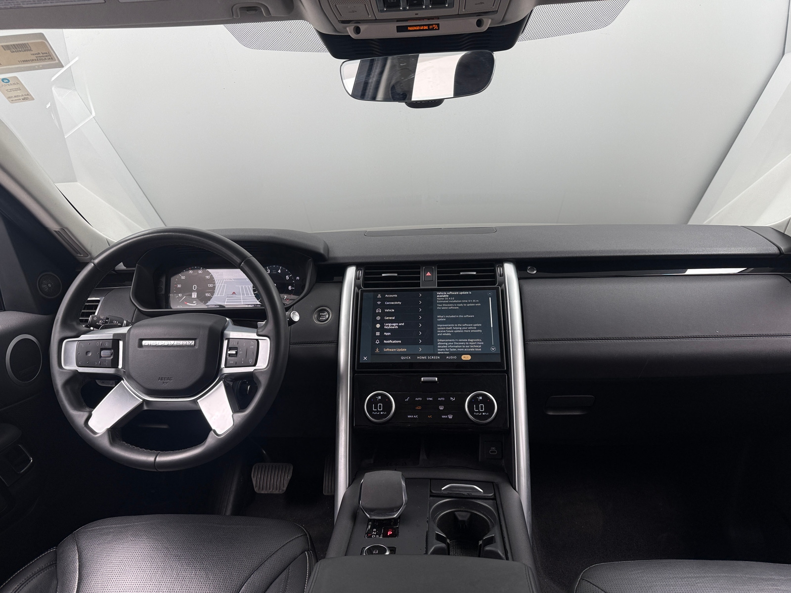 Thumbnail: 2024 Land Rover Discovery - 3