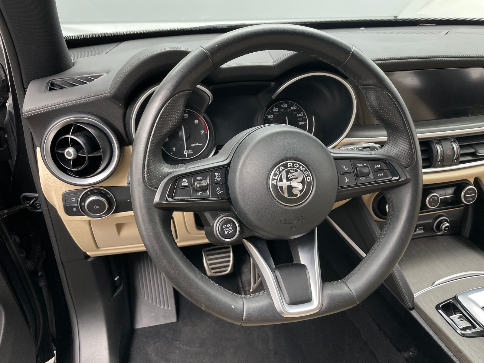 Thumbnail: 2023 Alfa Romeo Stelvio - 4