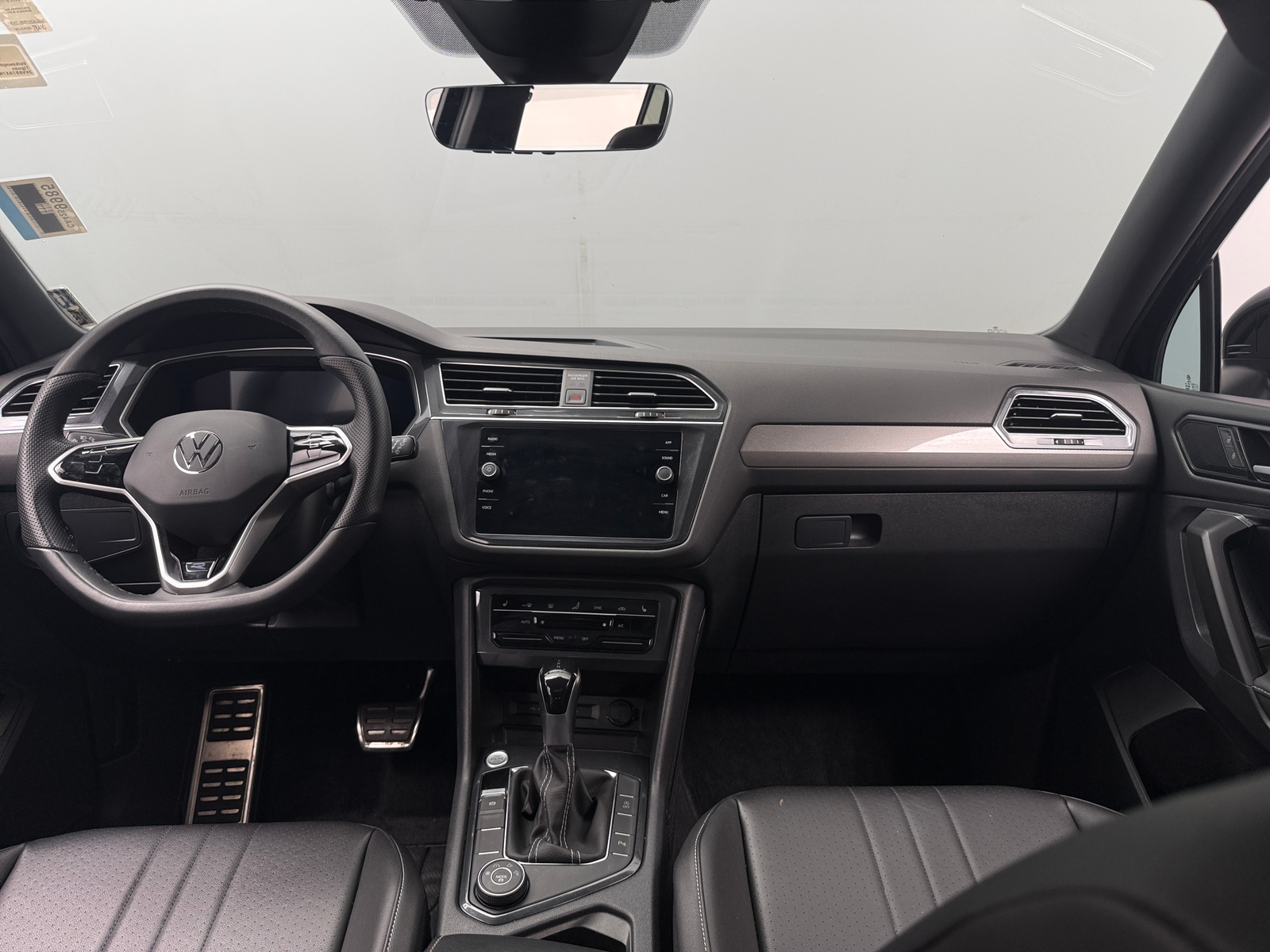 Thumbnail: 2022 Volkswagen Tiguan - 3