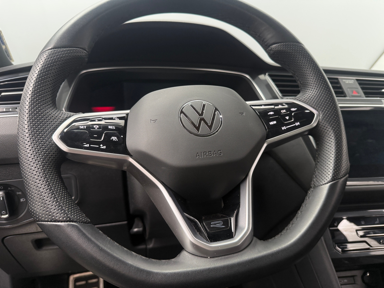 Thumbnail: 2022 Volkswagen Tiguan - 5