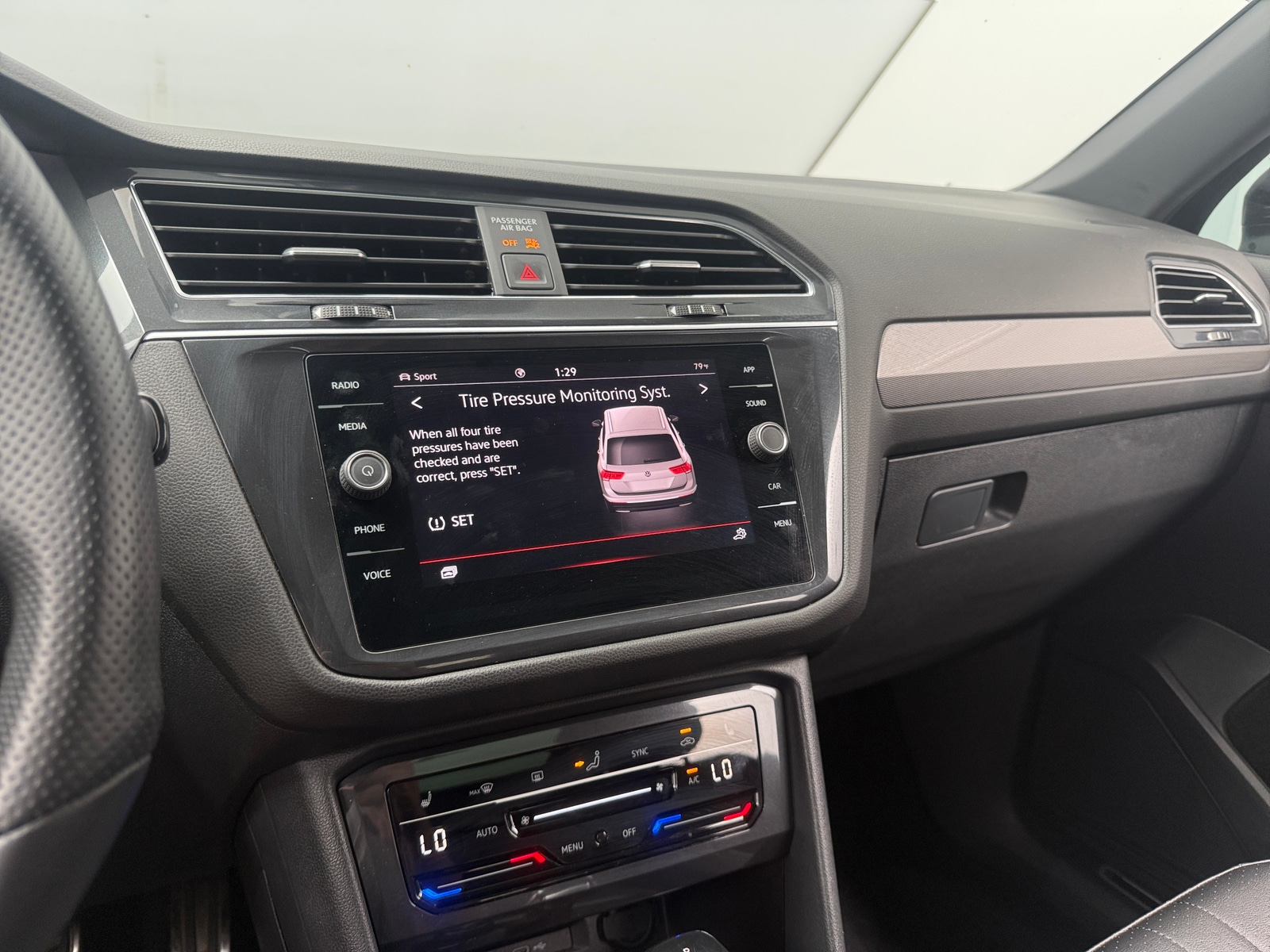 Thumbnail: 2022 Volkswagen Tiguan - 4