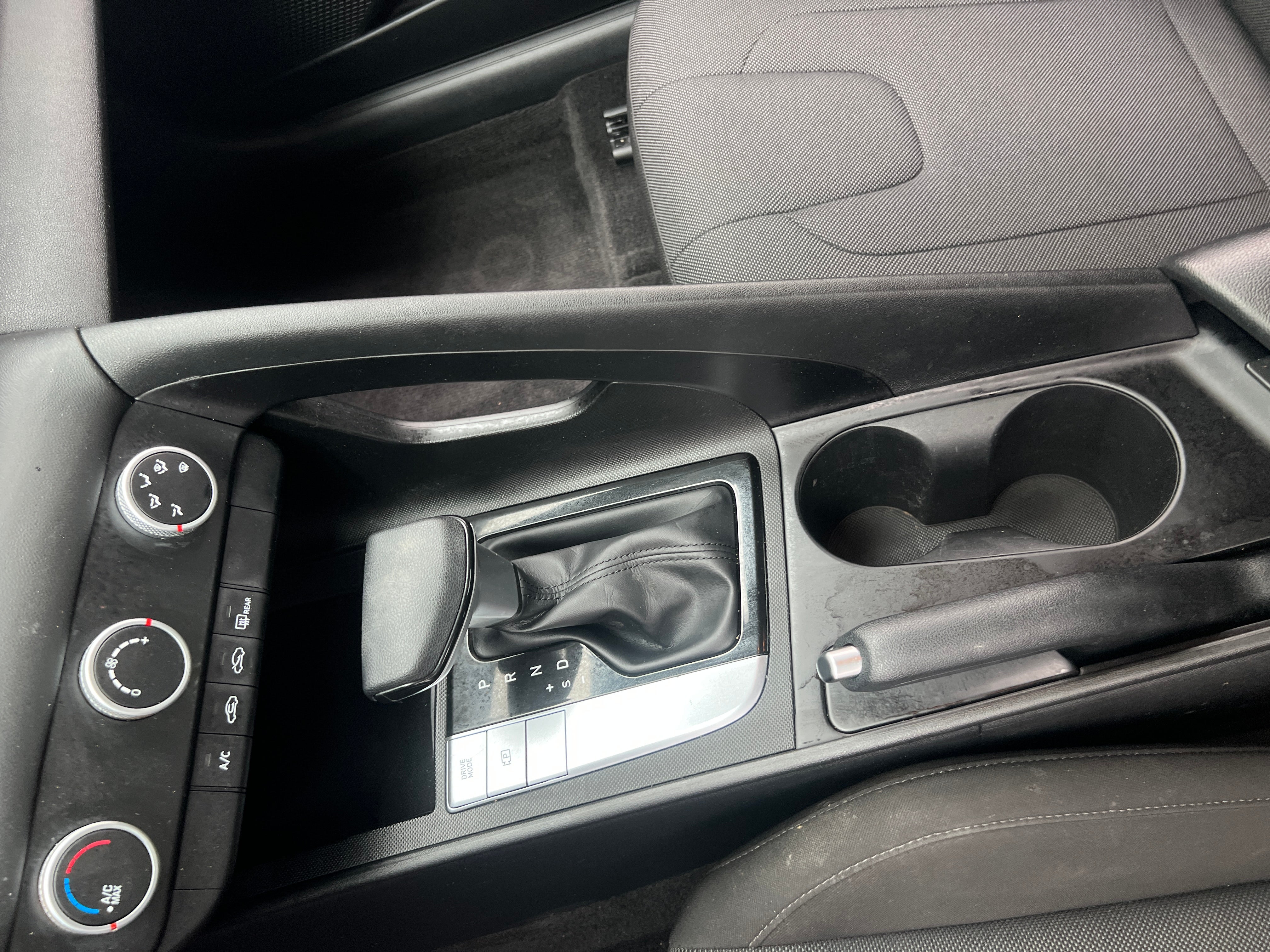 2022 Hyundai Elantra SE - Photo 5
