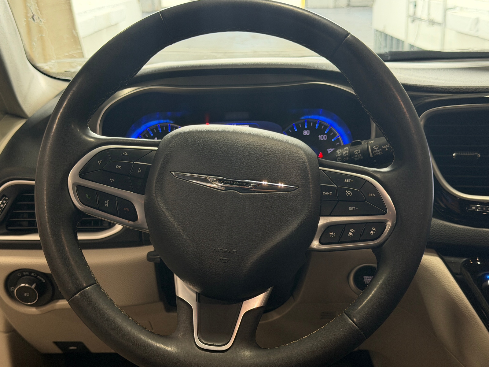 Thumbnail: 2023 Chrysler Pacifica - 4