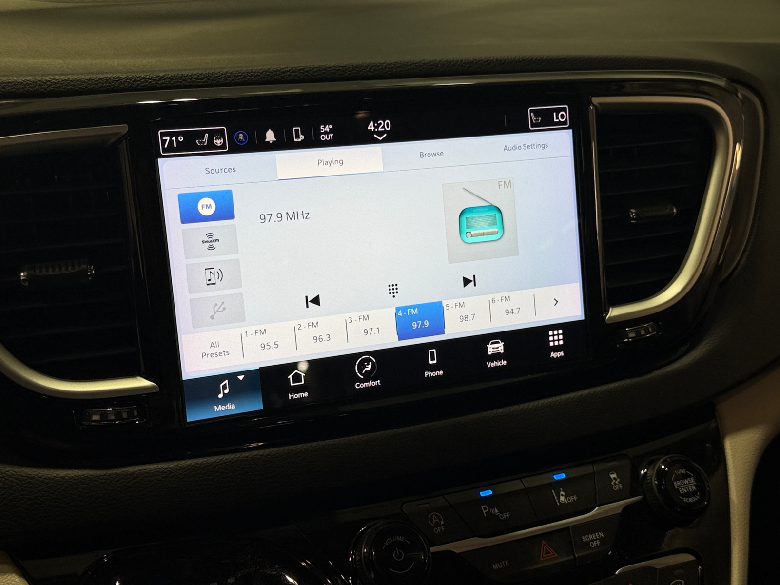 Thumbnail: 2023 Chrysler Pacifica - 3