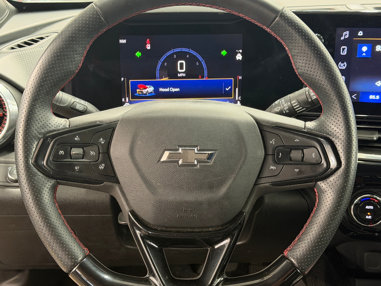 Thumbnail: 2025 Chevrolet Trax - 4