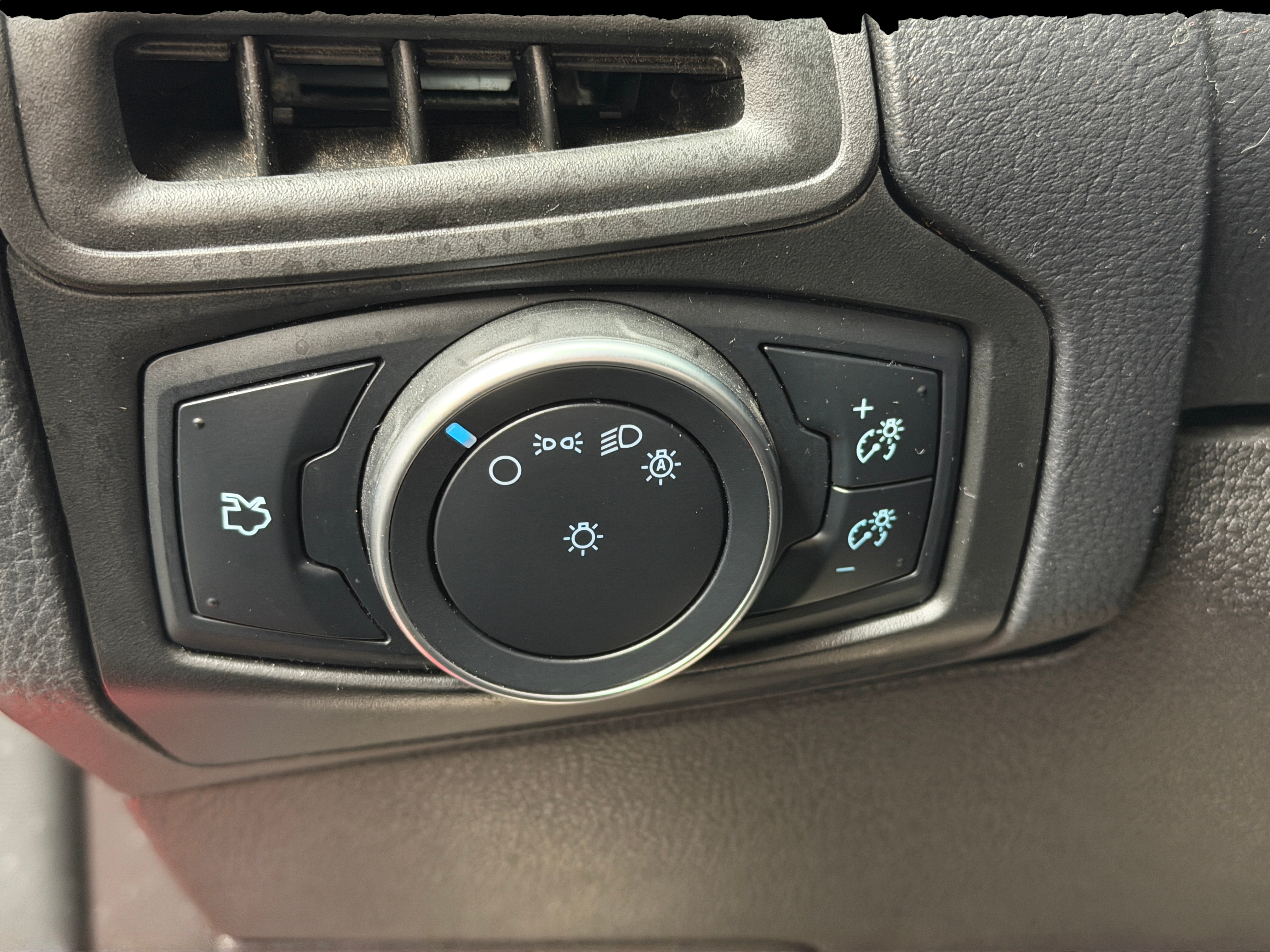 Used 2015 Ford Focus SE with VIN 1FADP3K2XFL307251 for sale in Pewaukee, WI