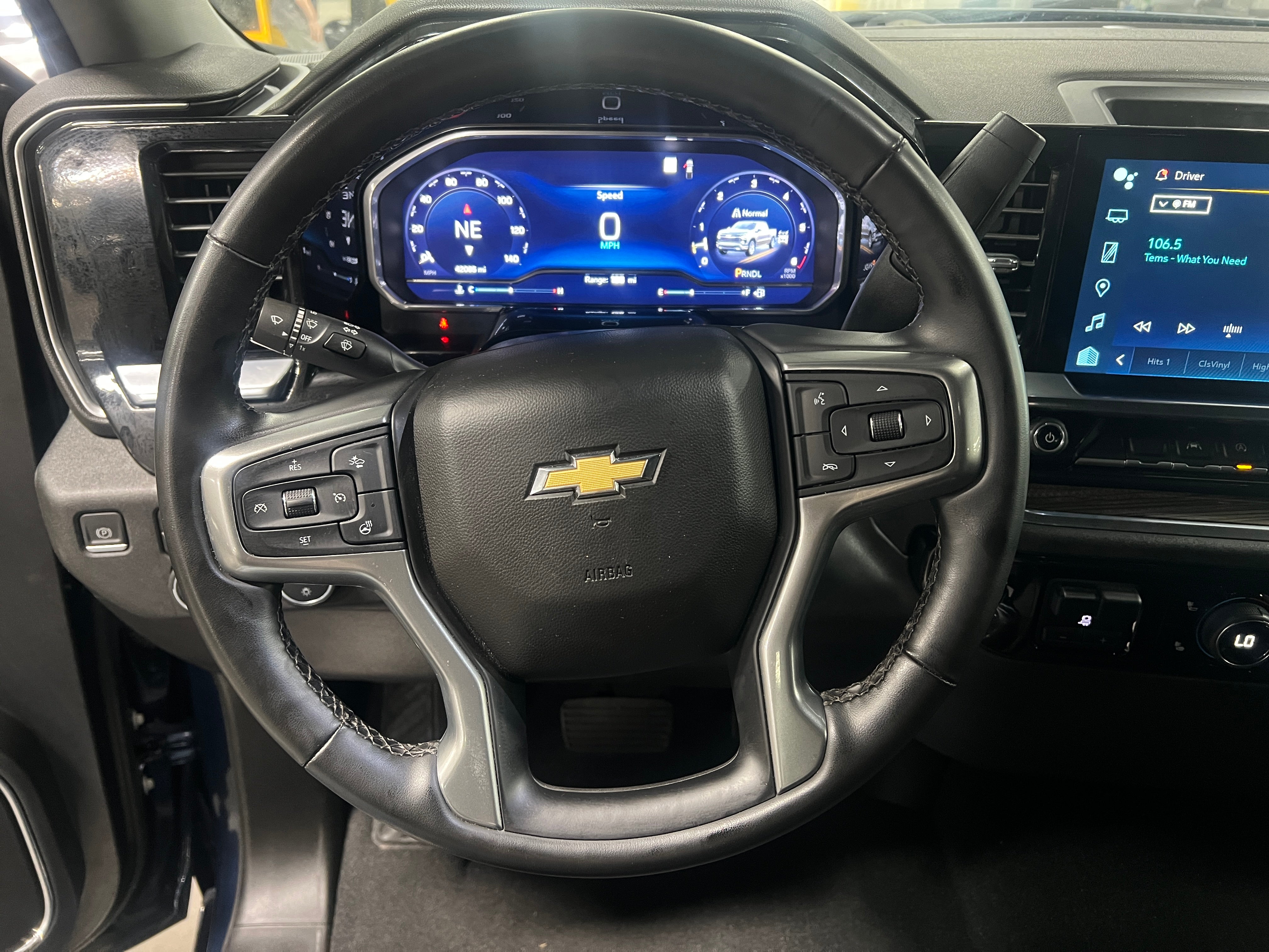 2023 Chevrolet Silverado 1500 LT - Photo 4