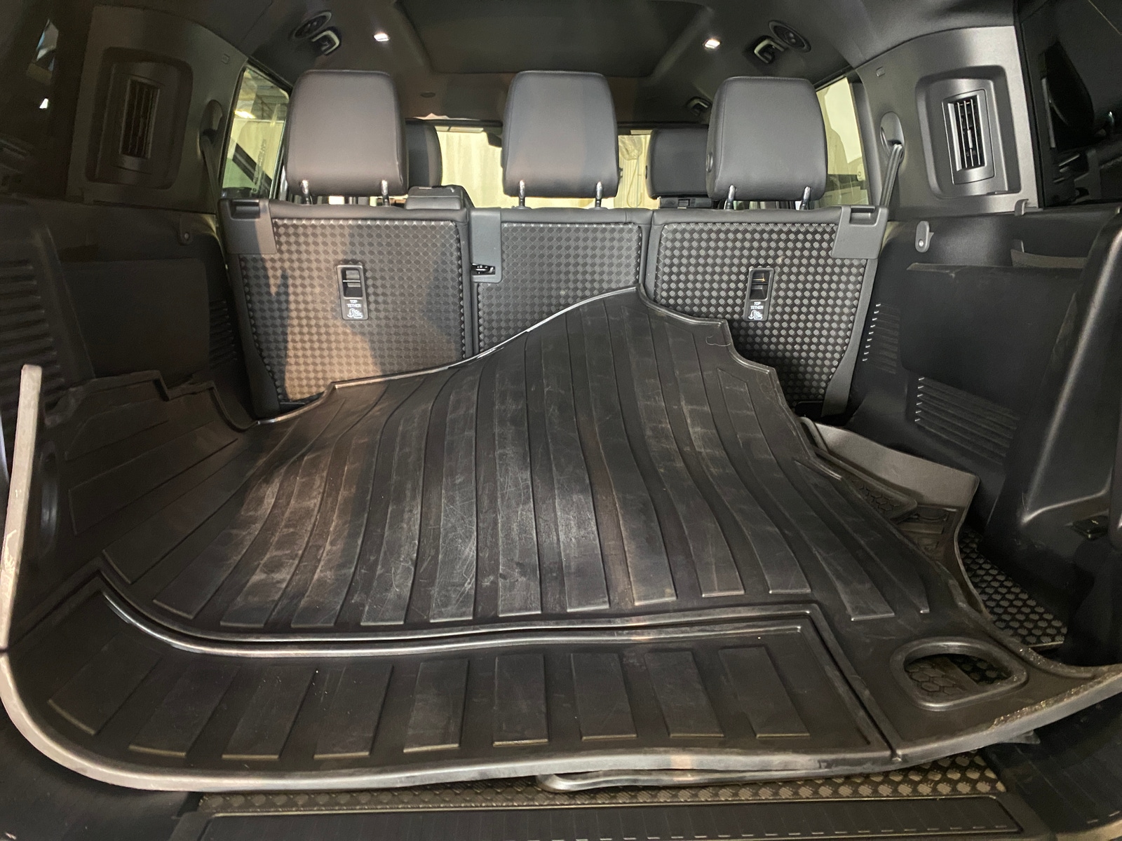 Thumbnail: 2024 Land Rover Defender - 7