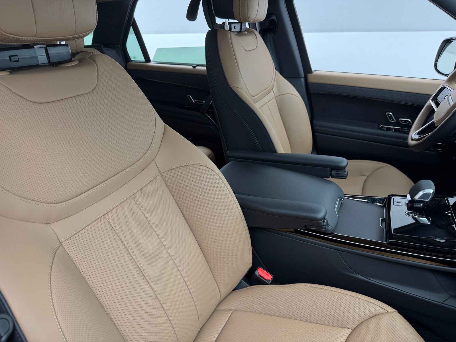 Thumbnail: 2025 Land Rover Range Rover Sport - 2