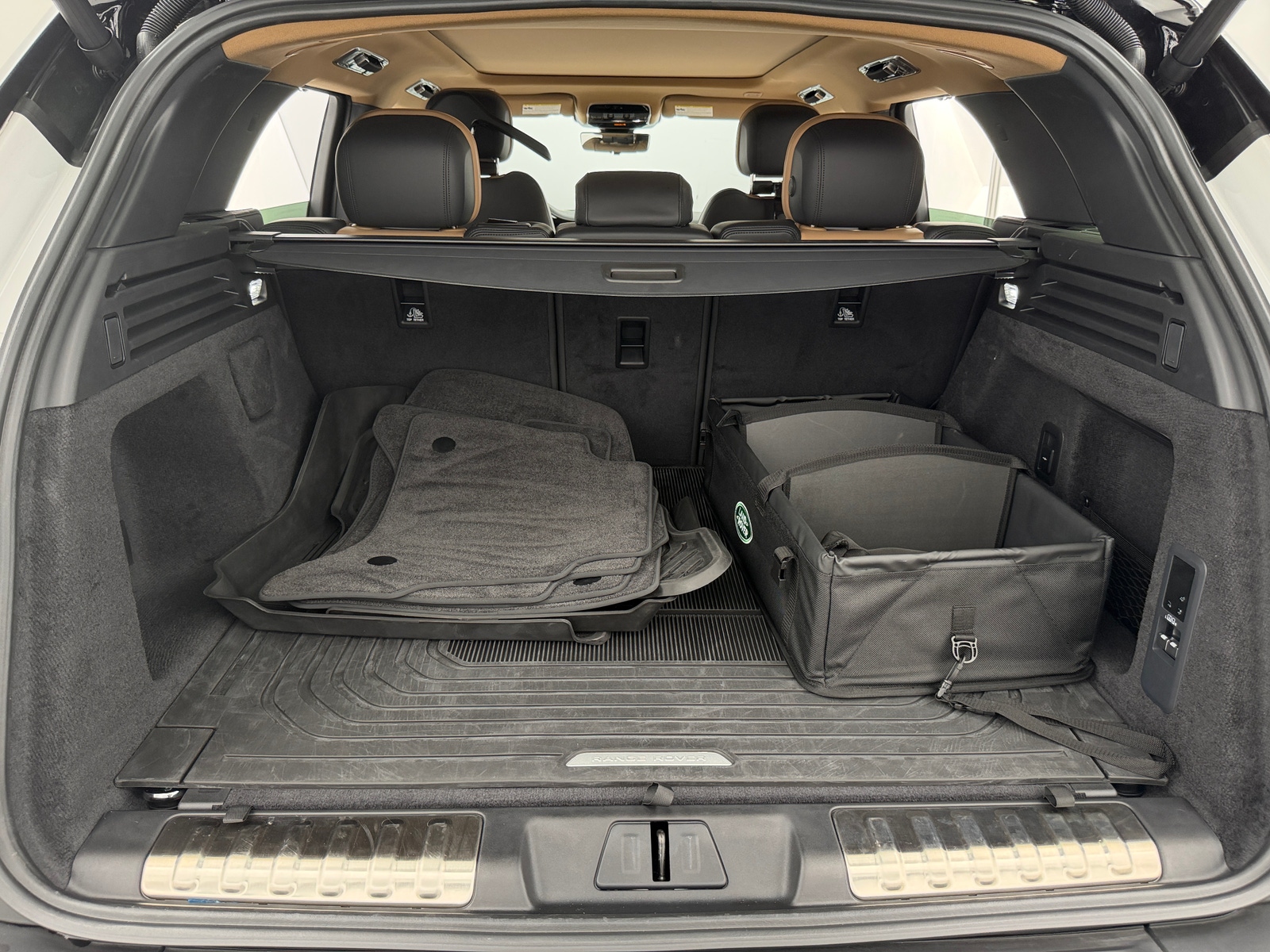 Thumbnail: 2025 Land Rover Range Rover Sport - 7