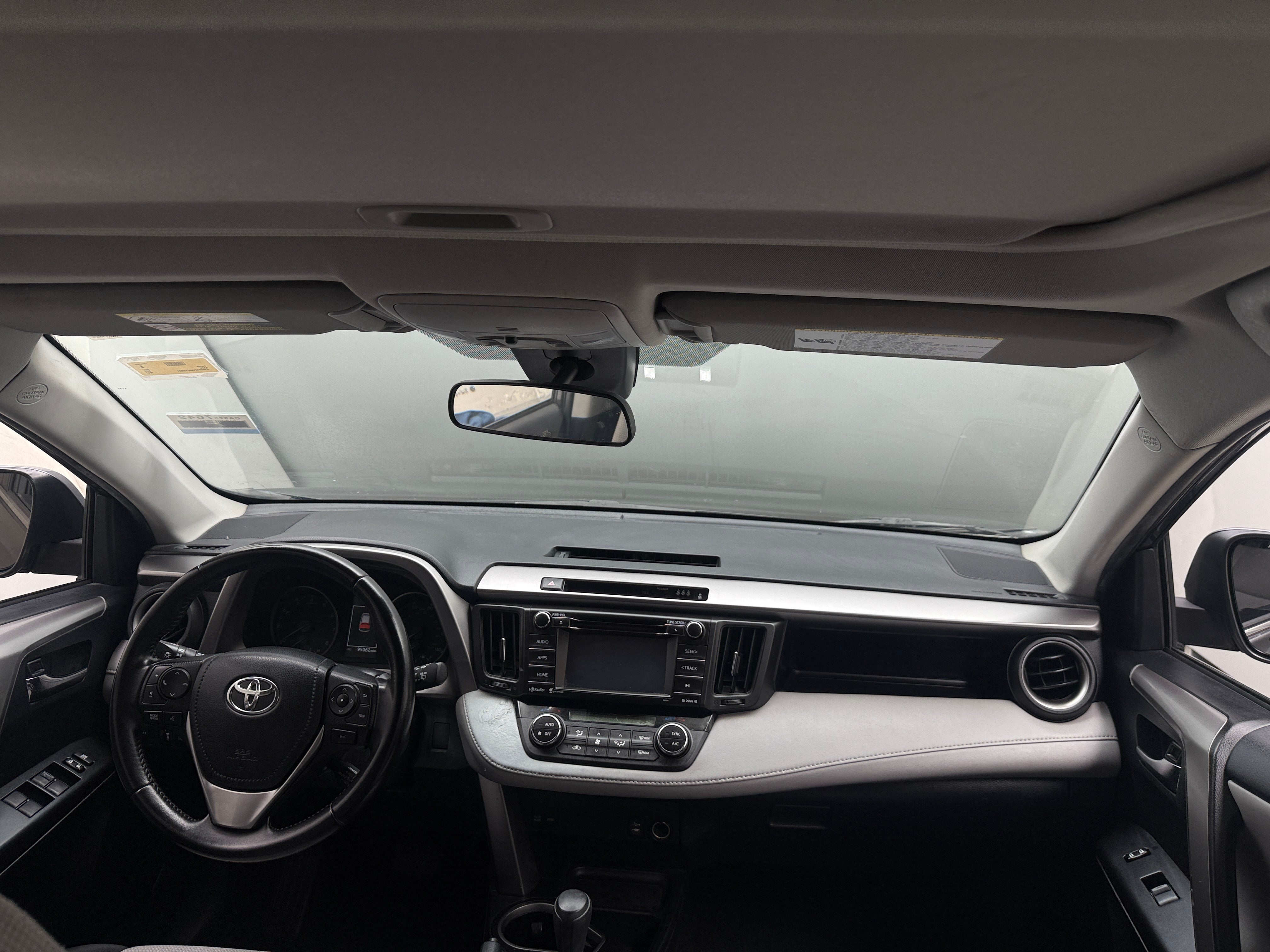 2017 Toyota RAV4 XLE - Photo 8