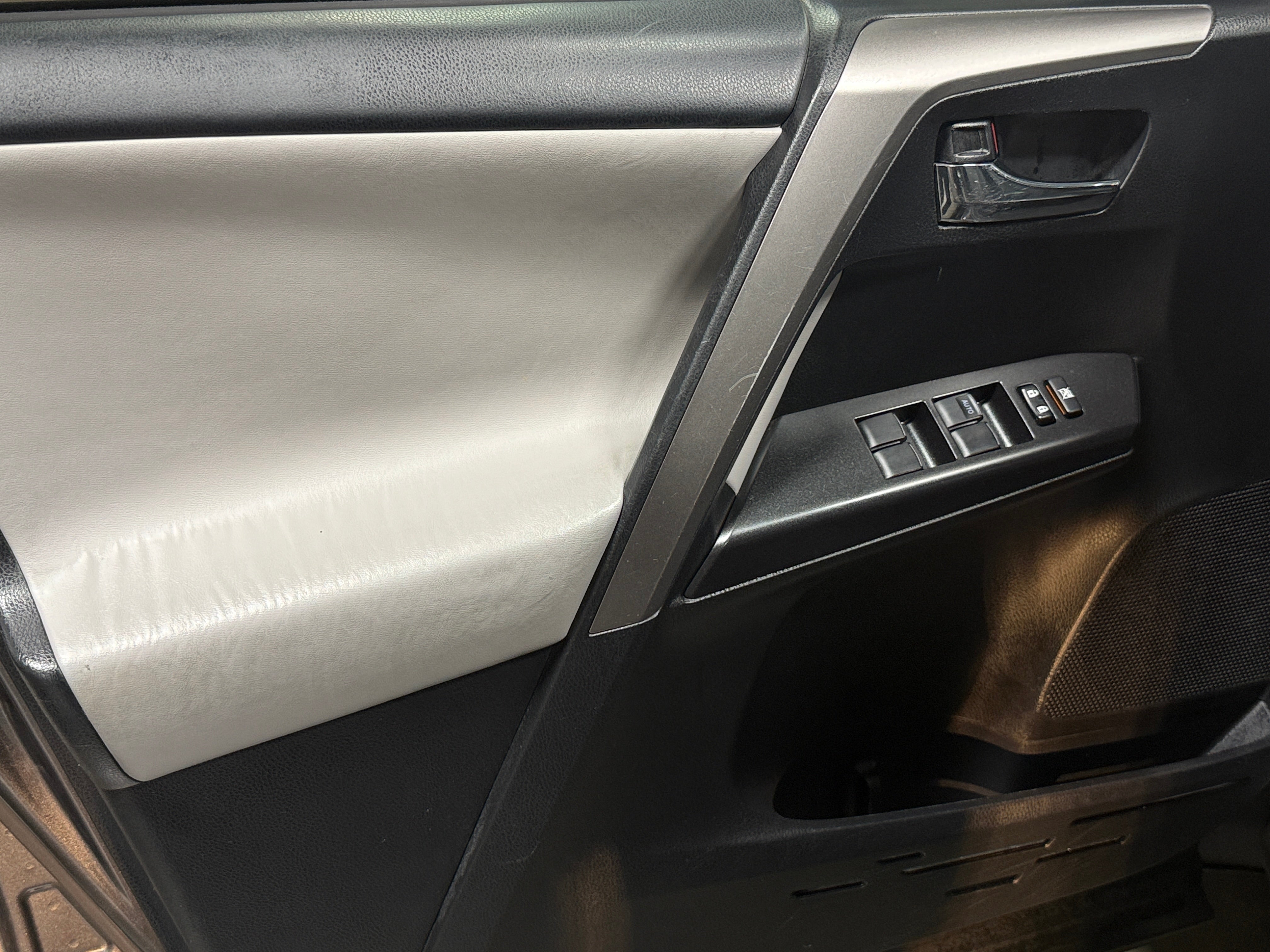 2017 Toyota RAV4 XLE - Photo 6