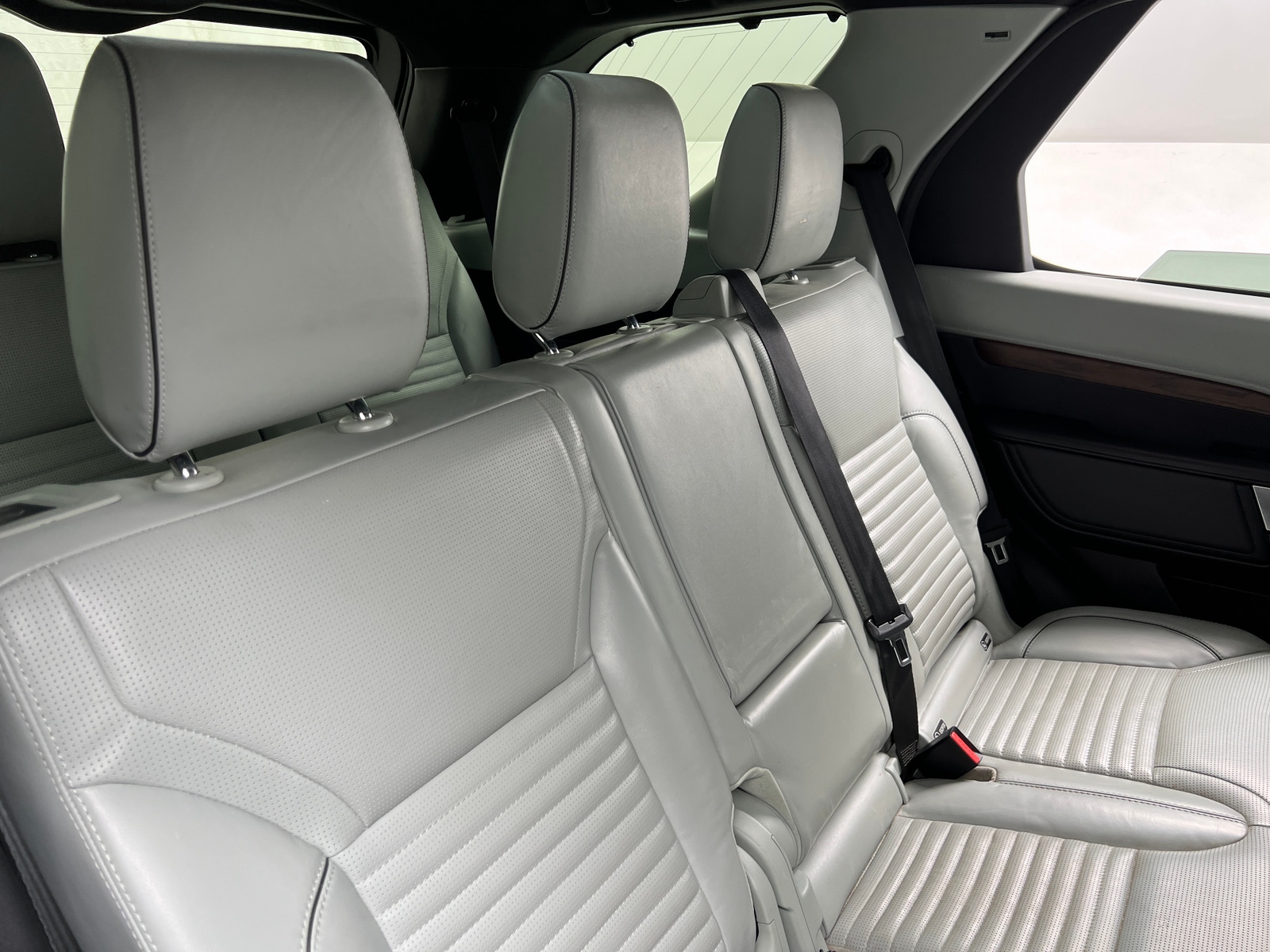 Thumbnail: 2019 Land Rover Discovery - 5