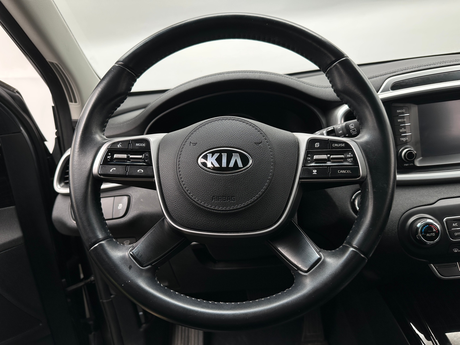Thumbnail: 2020 Kia Sorento - 4