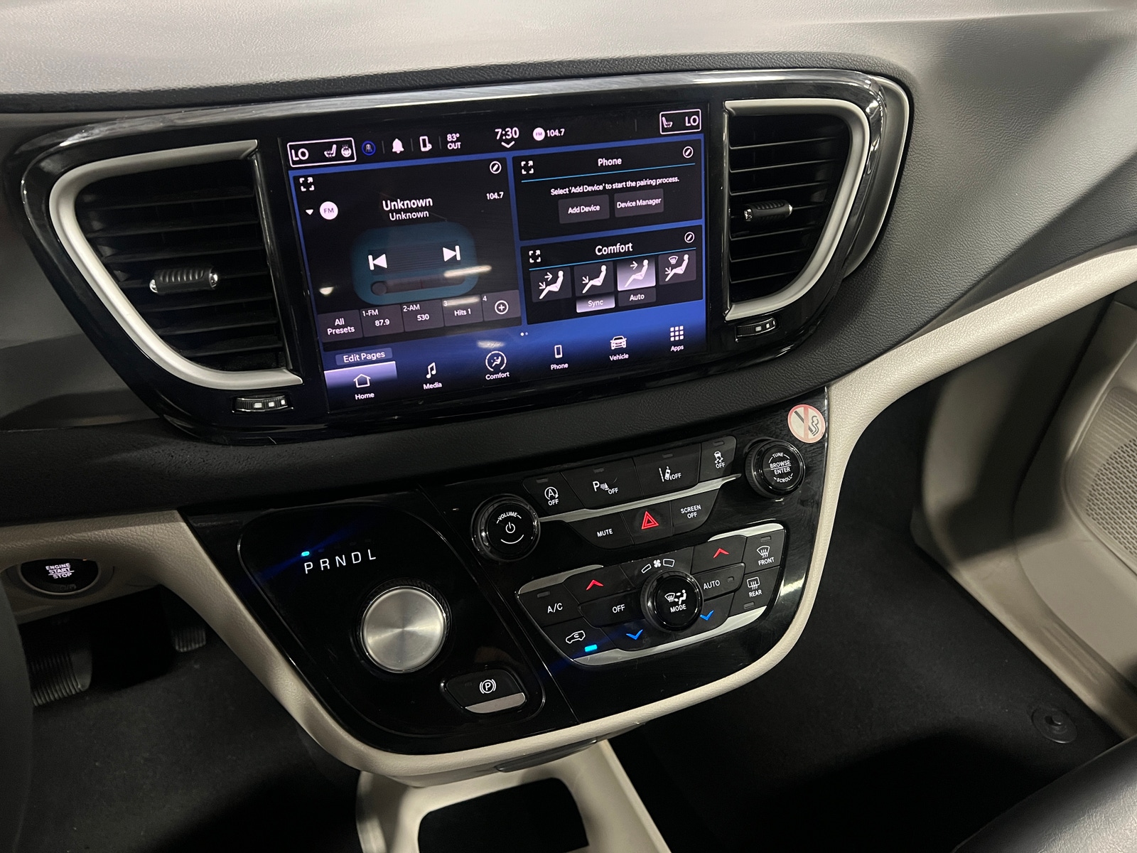 Thumbnail: 2023 Chrysler Pacifica - 3