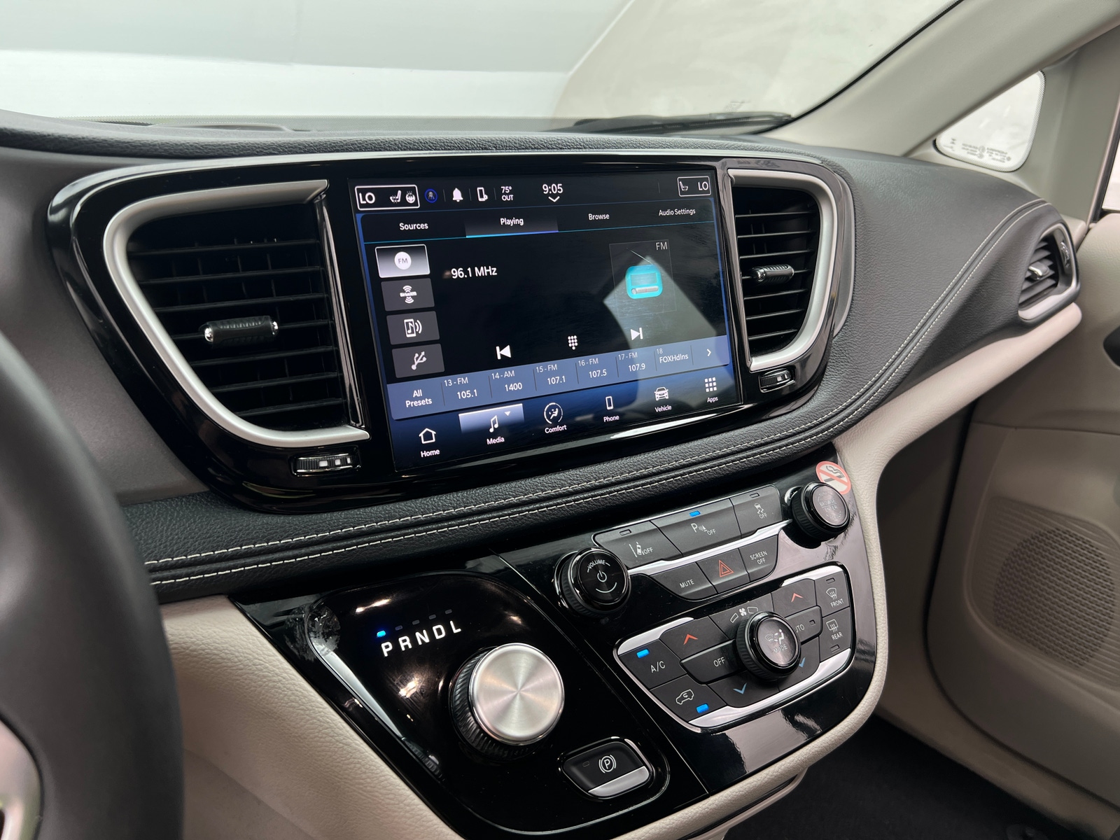 Thumbnail: 2023 Chrysler Pacifica - 3