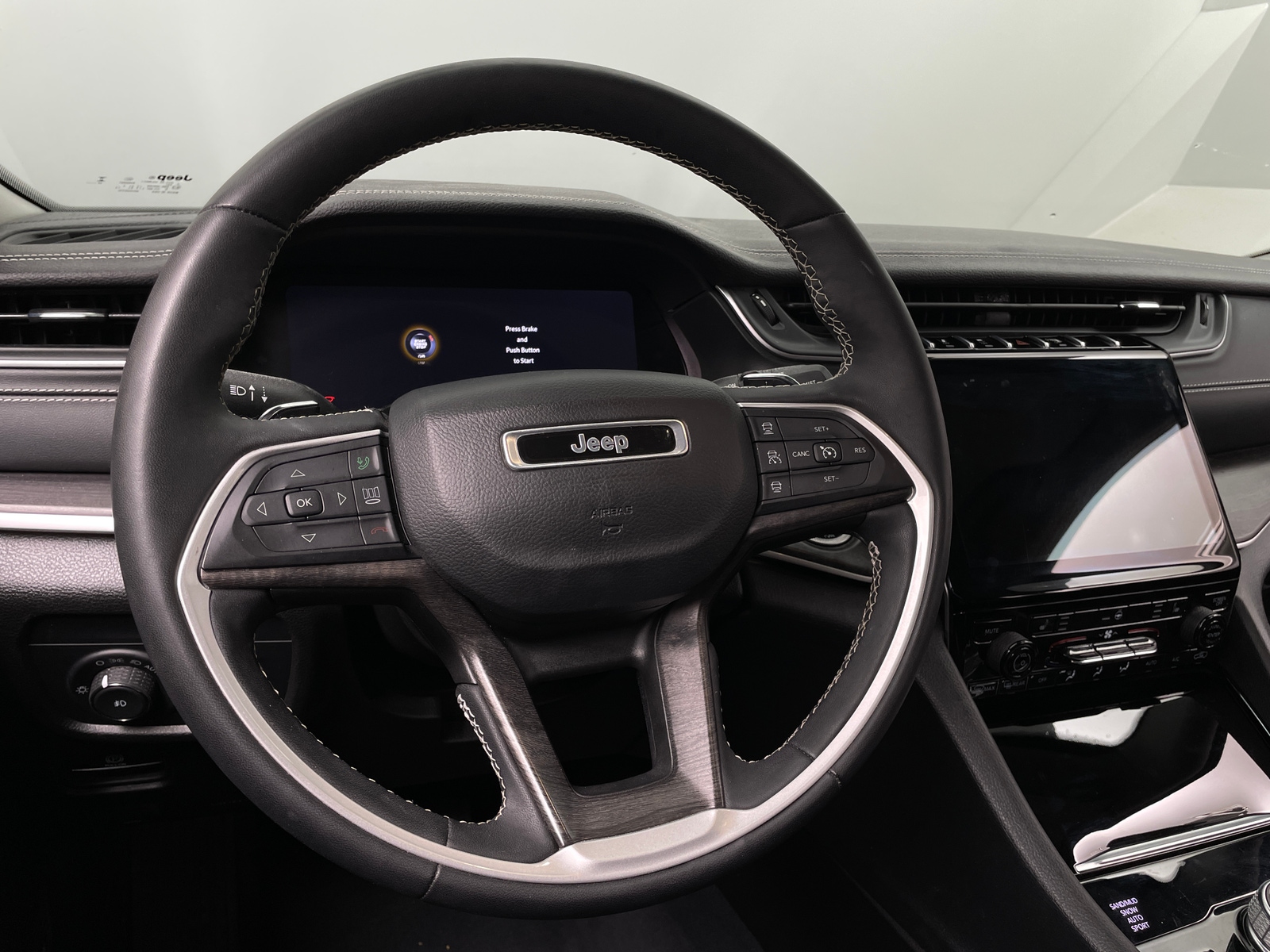 Thumbnail: 2023 Jeep Grand Cherokee L - 4