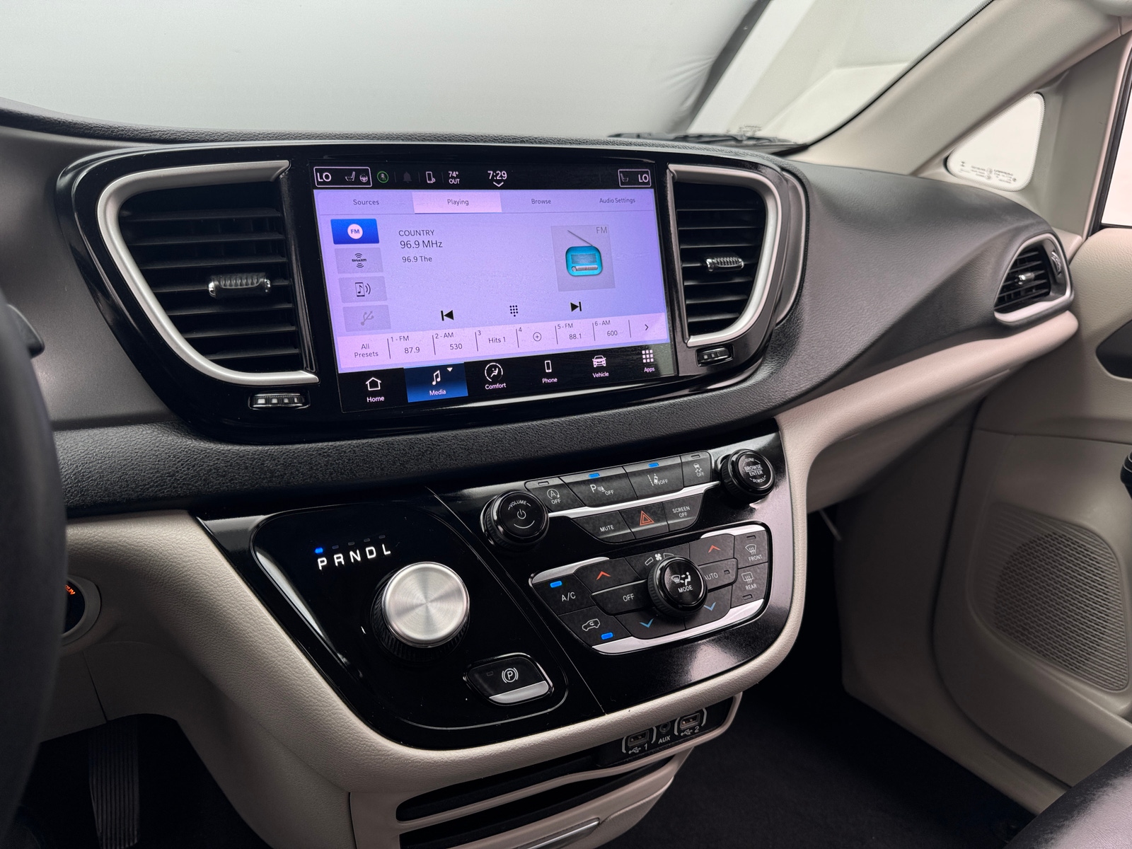 Thumbnail: 2023 Chrysler Pacifica - 3