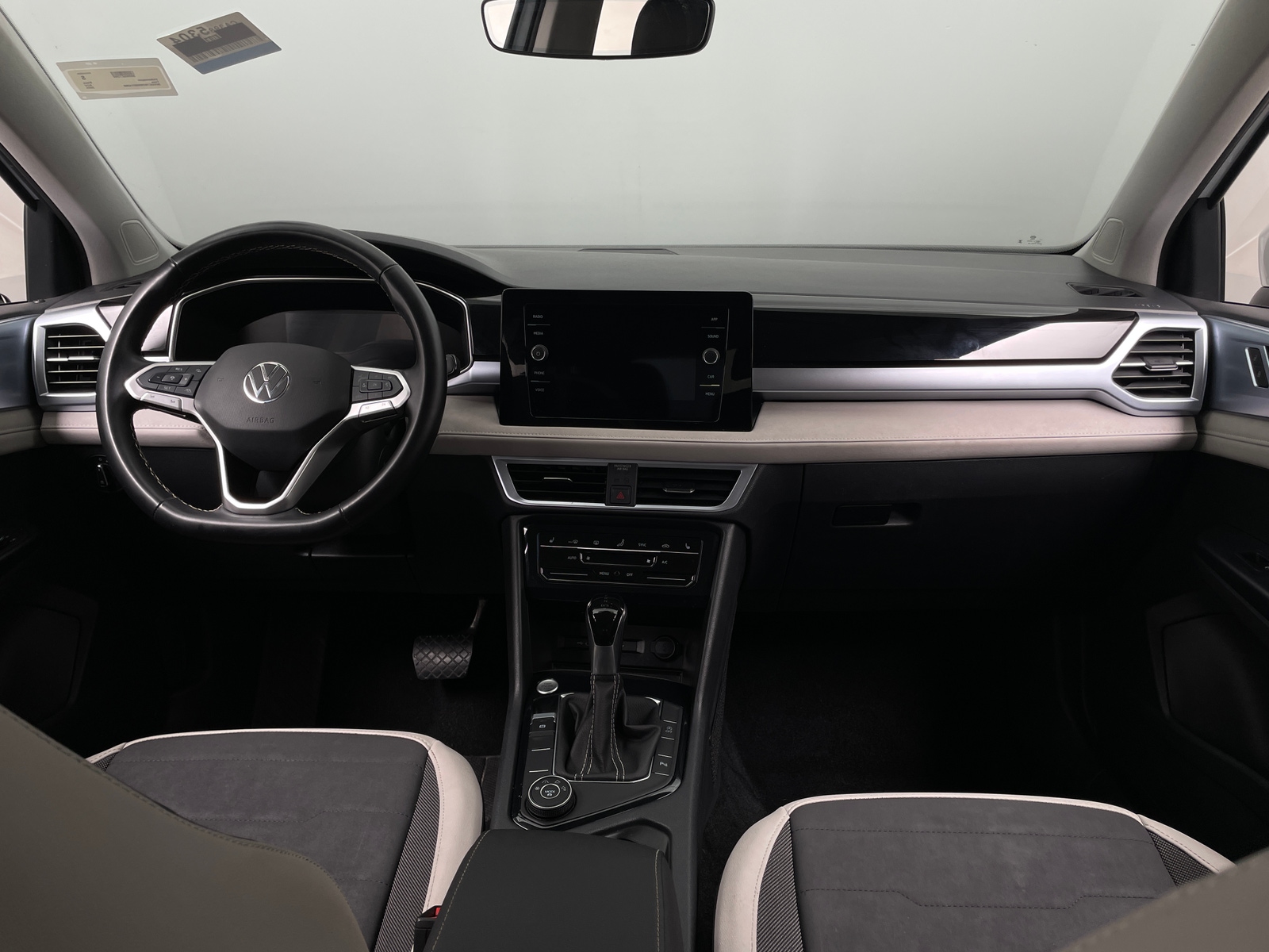 Thumbnail: 2025 Volkswagen Taos - 3