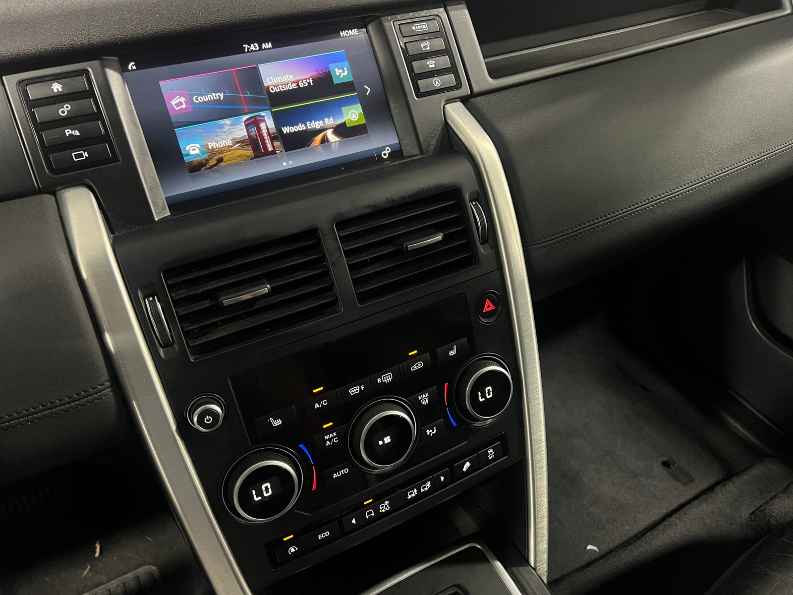 Thumbnail: 2015 Land Rover Discovery Sport - 4