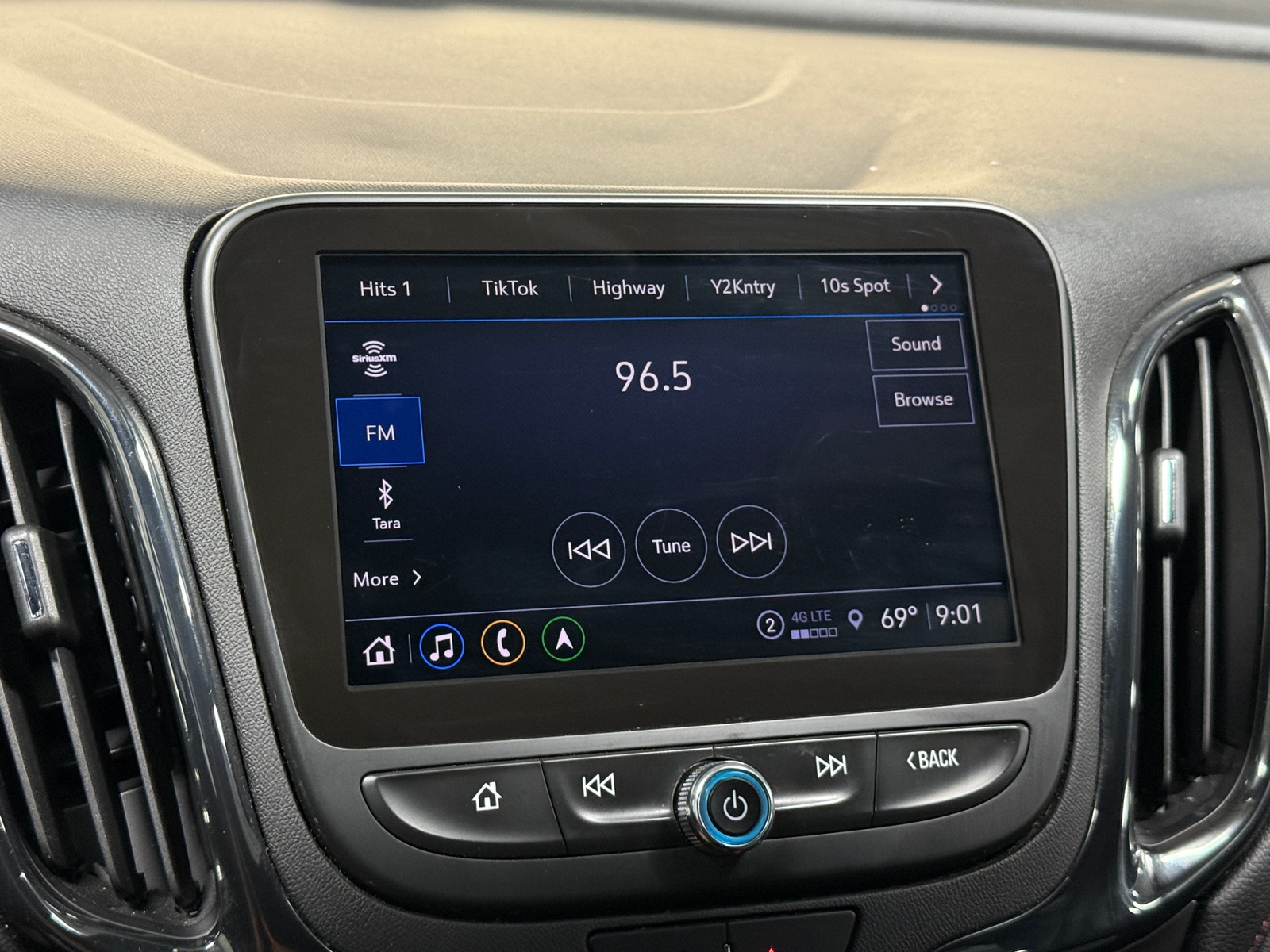 Thumbnail: 2022 Chevrolet Equinox - 4