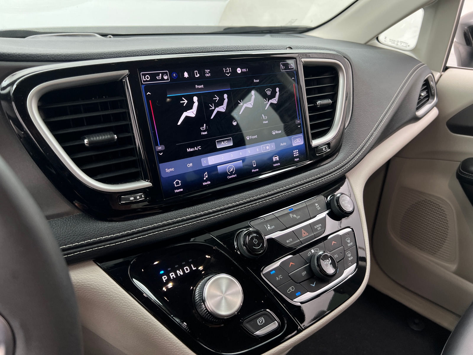 Thumbnail: 2023 Chrysler Pacifica - 3