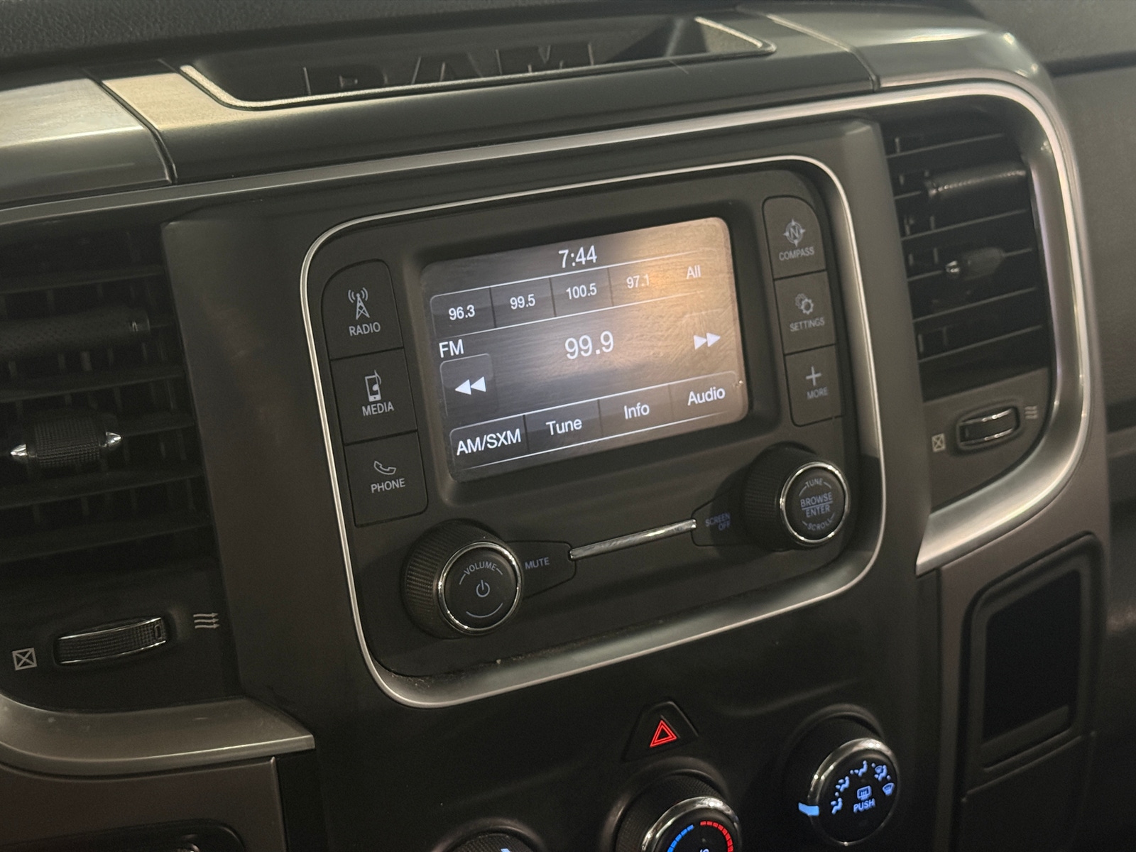 Thumbnail: 2021 RAM 1500 Classic - 4