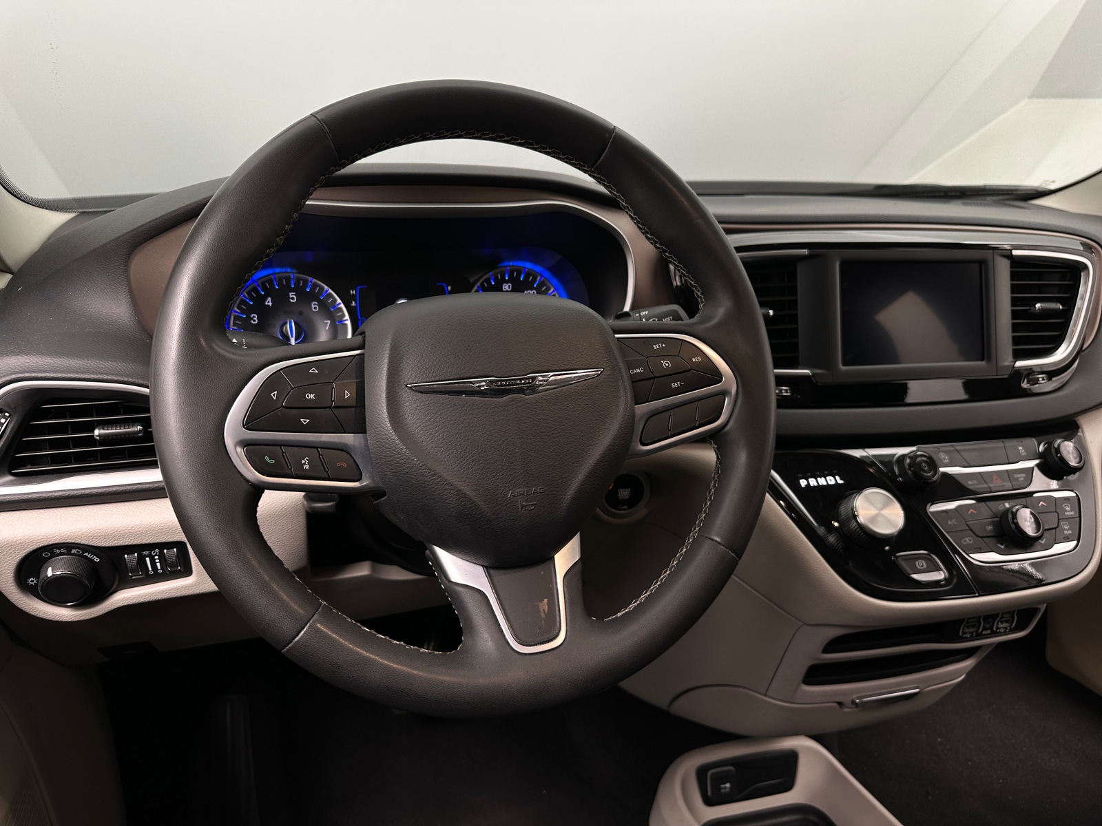 Thumbnail: 2023 Chrysler Voyager - 5