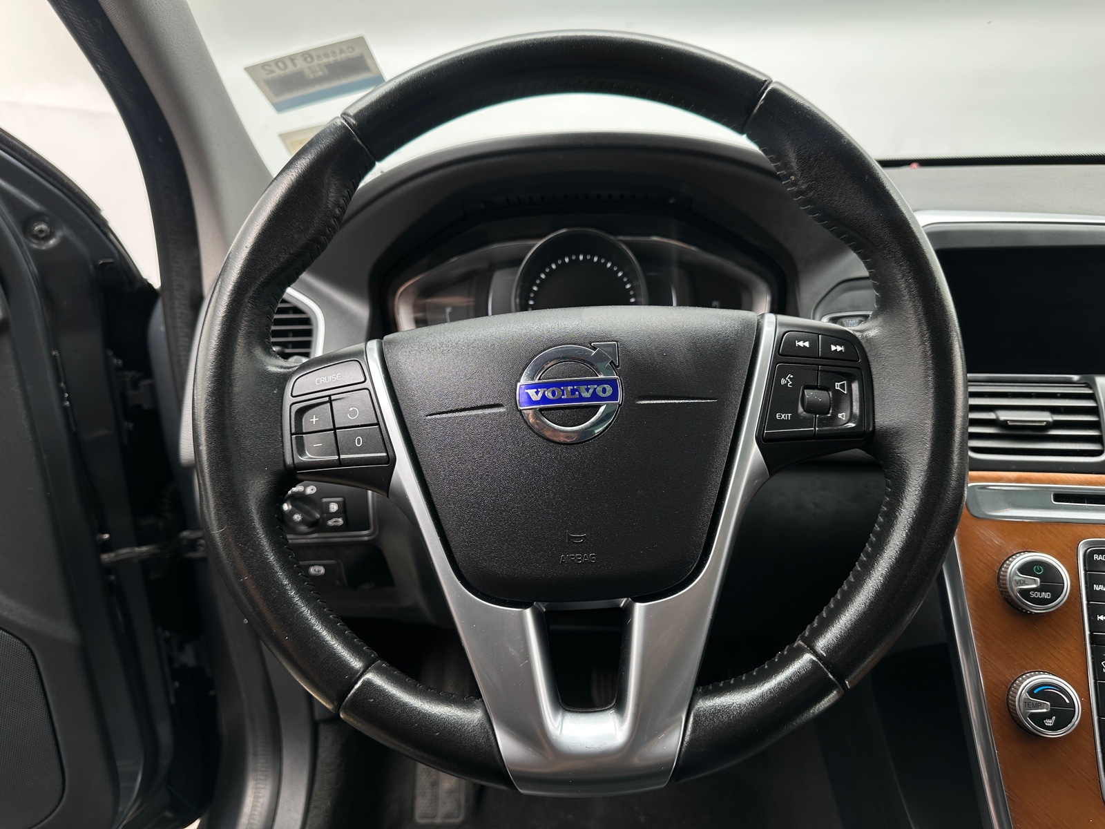 Thumbnail: 2017 Volvo XC60 - 5