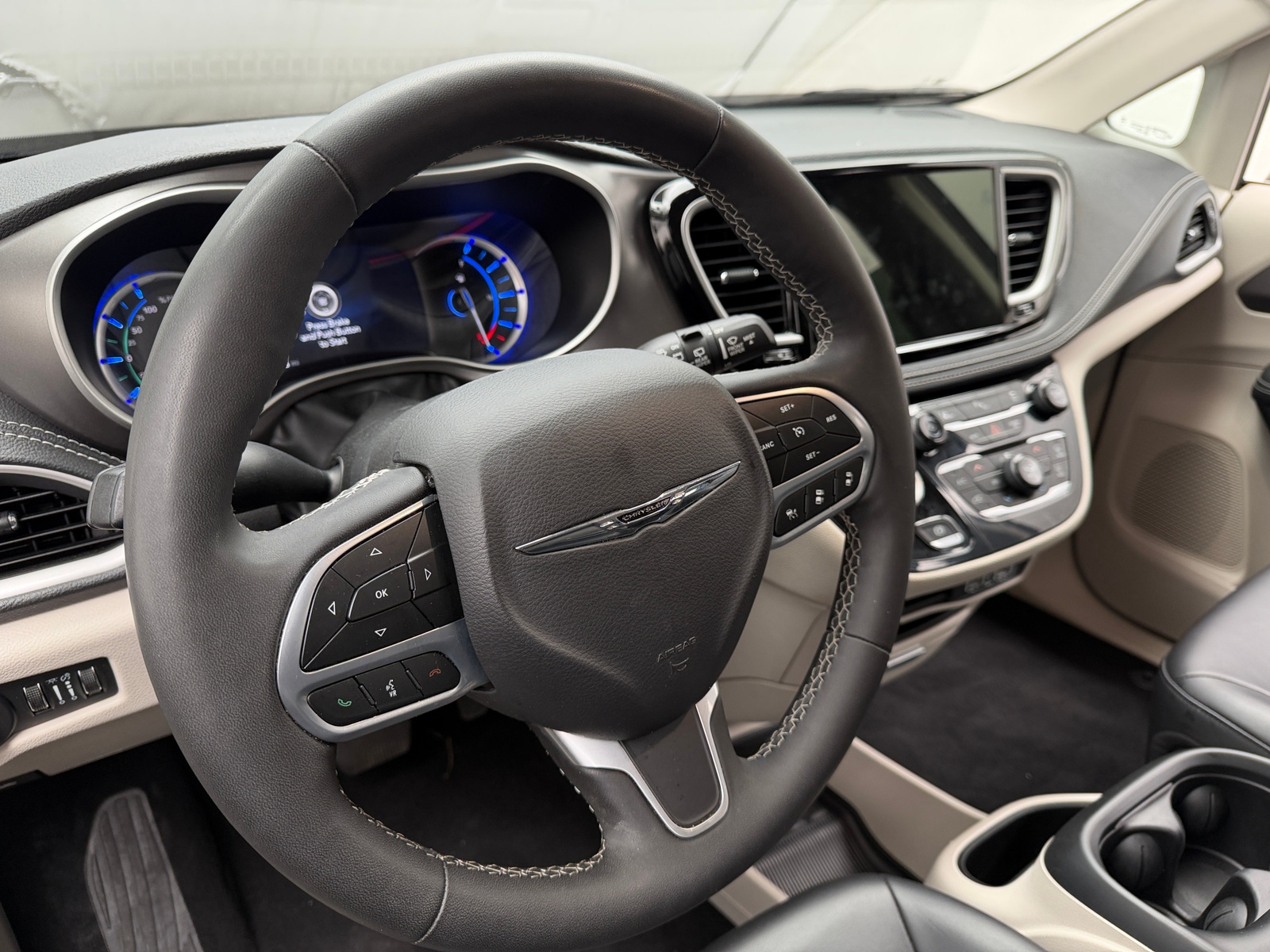 Thumbnail: 2023 Chrysler Pacifica - 4