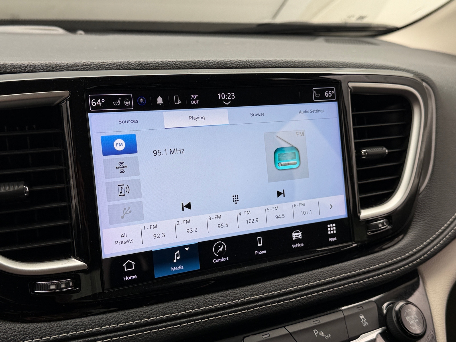 Thumbnail: 2023 Chrysler Pacifica - 3