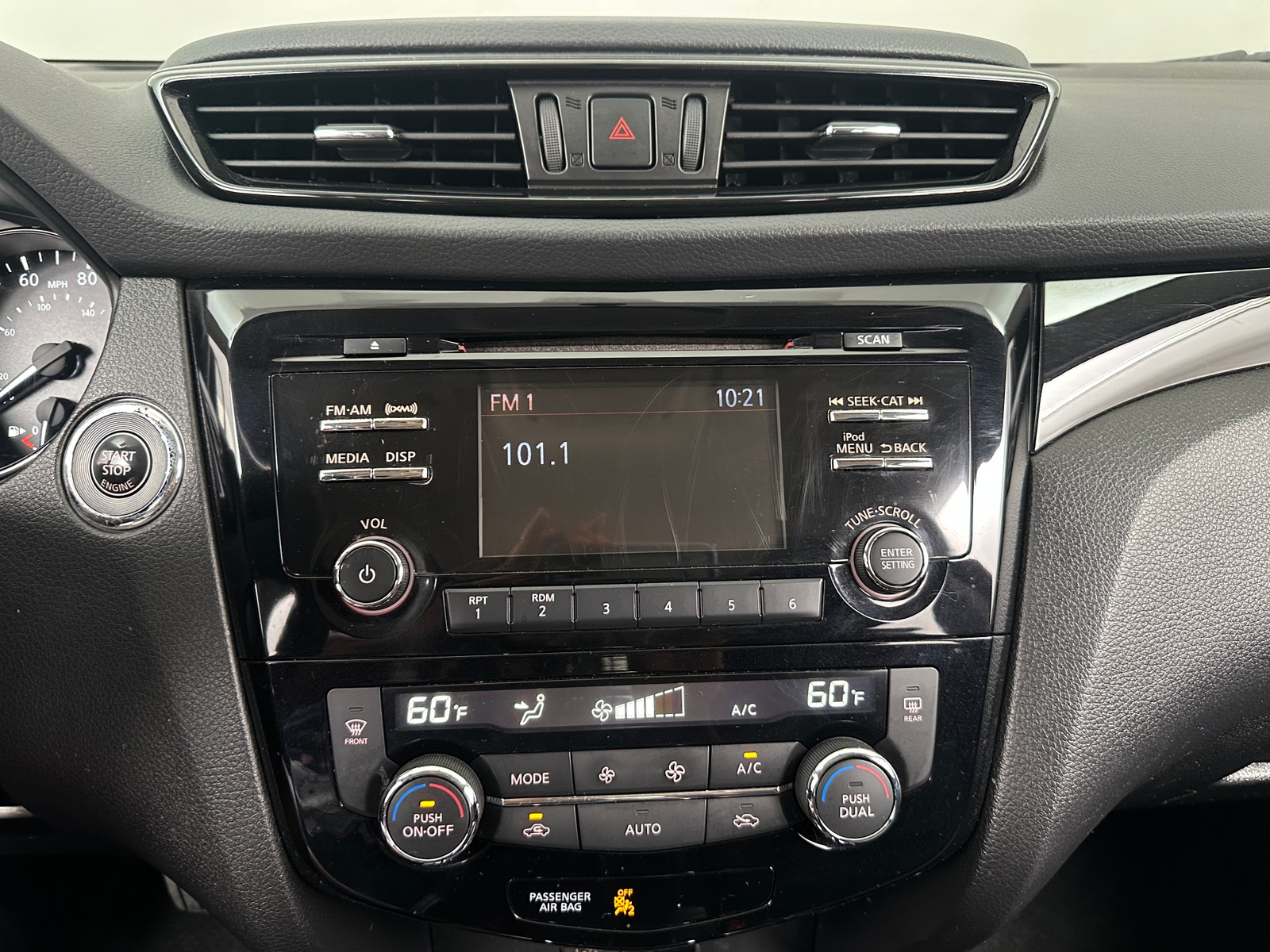 Thumbnail: 2017 Nissan Rogue Sport - 4
