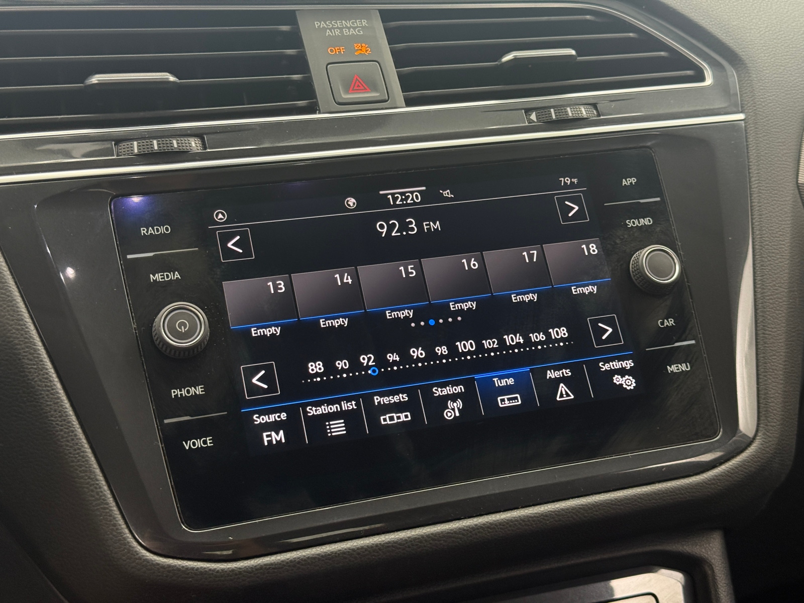 Thumbnail: 2022 Volkswagen Tiguan - 3