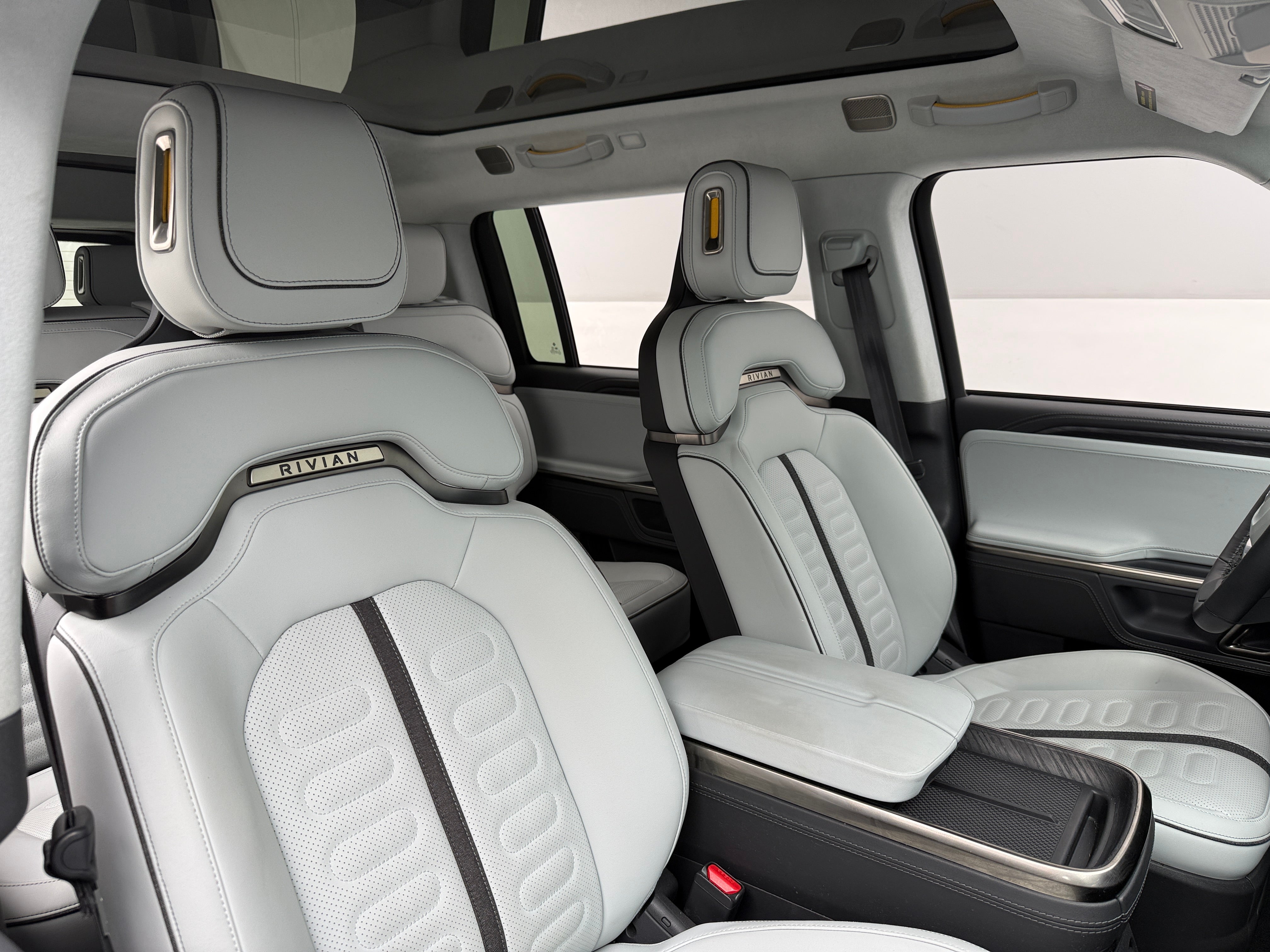 Used 2024 Rivian R1S Adventure with VIN 7PDSGABA7RN033005 for sale in Pewaukee, WI